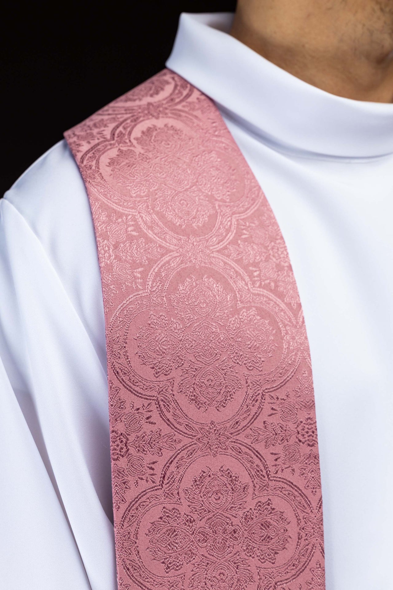 Estola rosa com bordado de cruz dourada em tecido jacquard