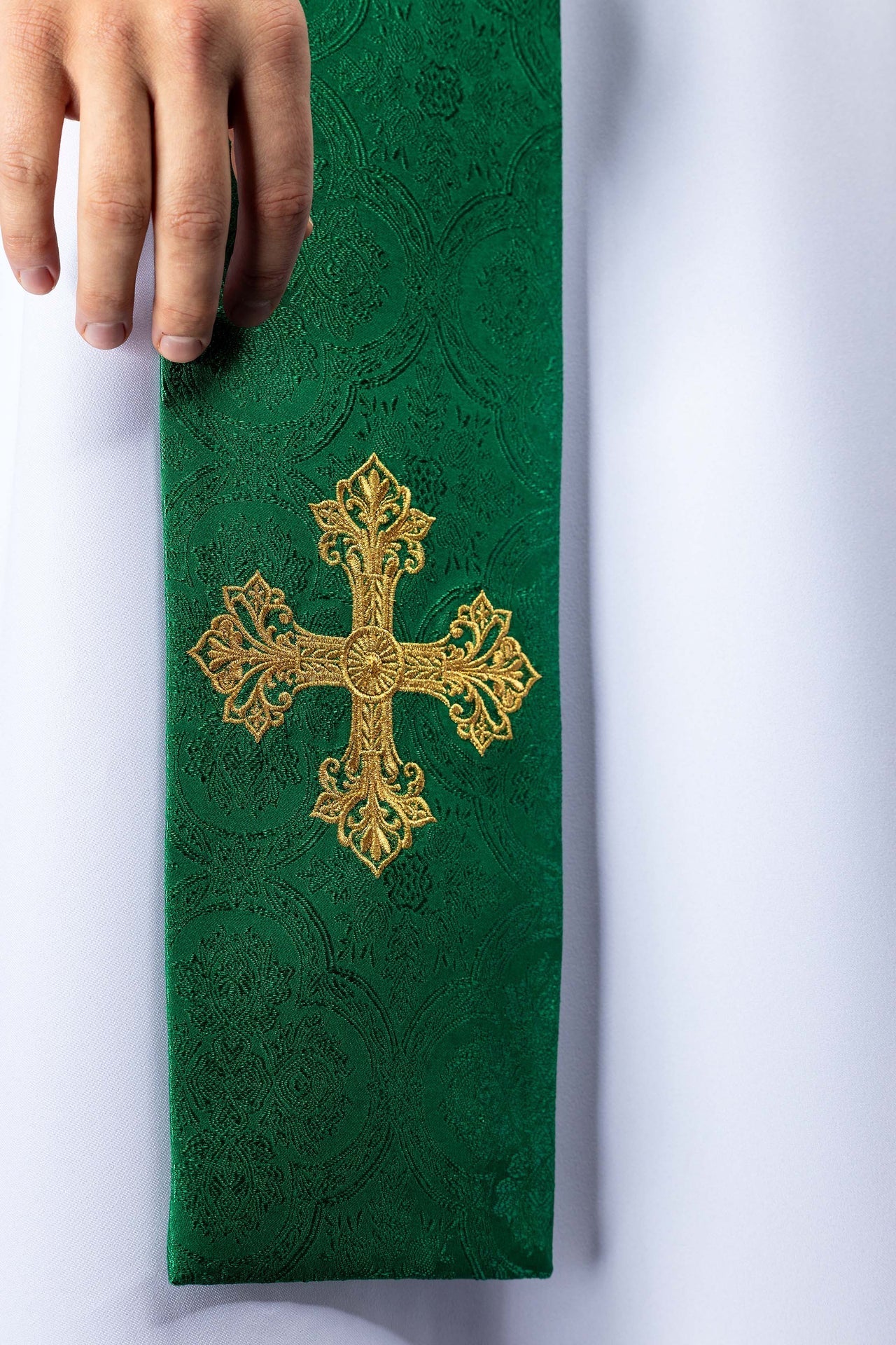 Estola bordada com motivo de Cruz, verde, em tecido jacquard - chasubles.com.br