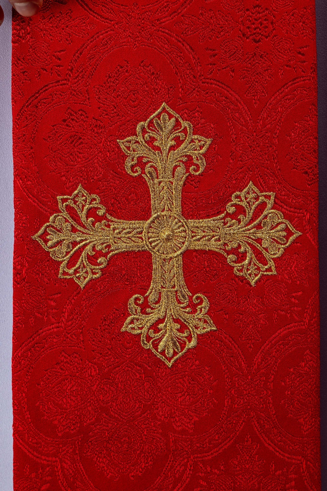 Estola vermelha bordada com cruz em tecido jacquard - chasubles.com.br