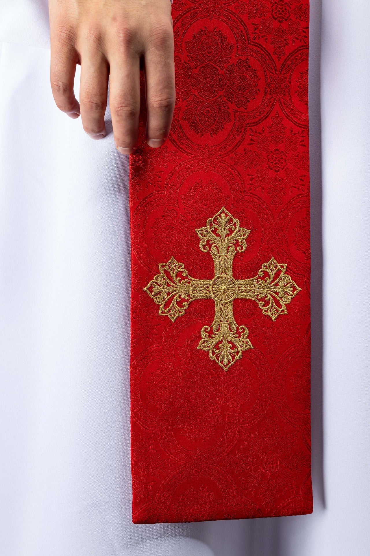 Estola vermelha bordada com cruz em tecido jacquard - chasubles.com.br