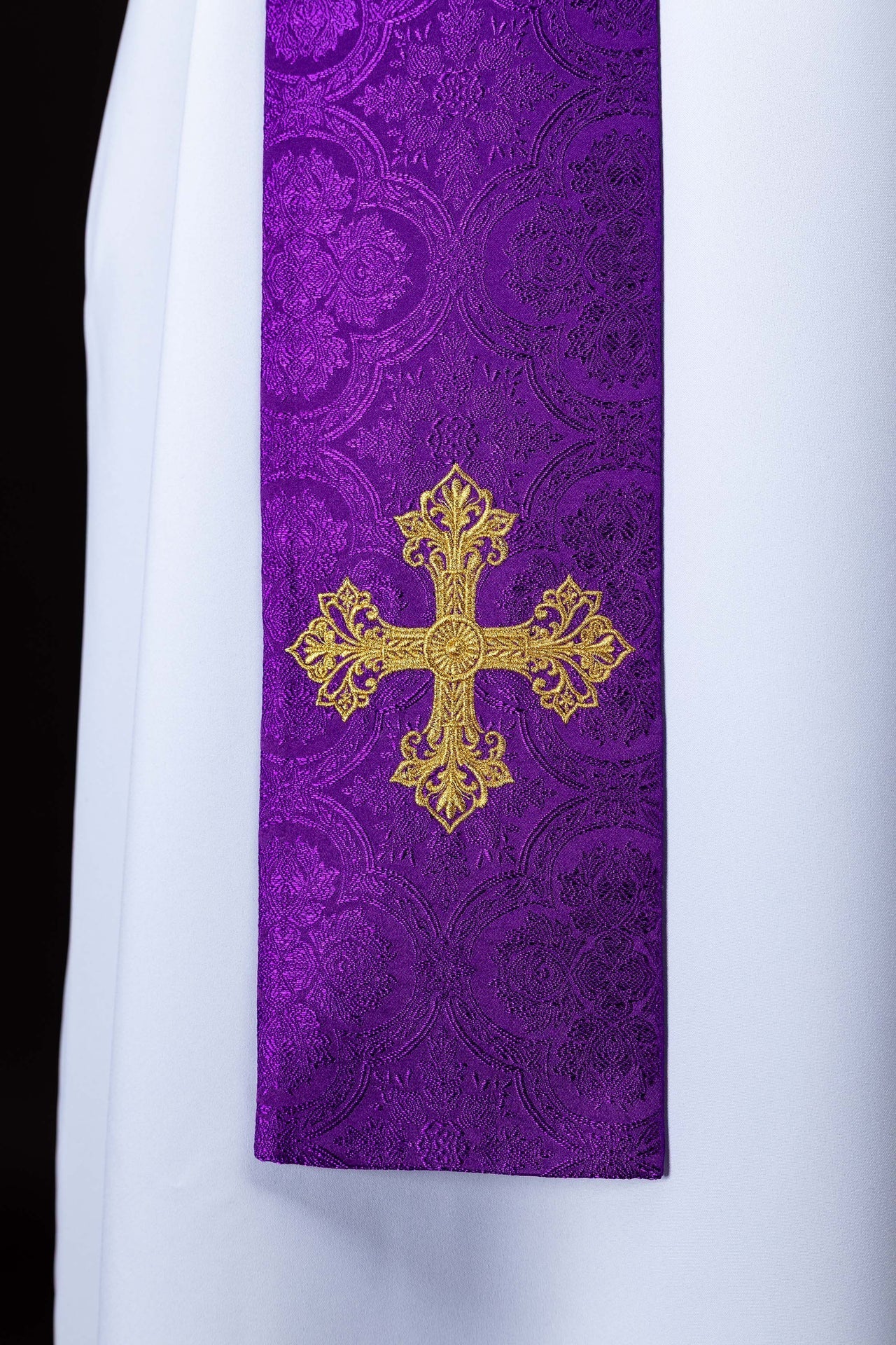 Estola bordada com motivo de cruz roxa em tecido jacquard