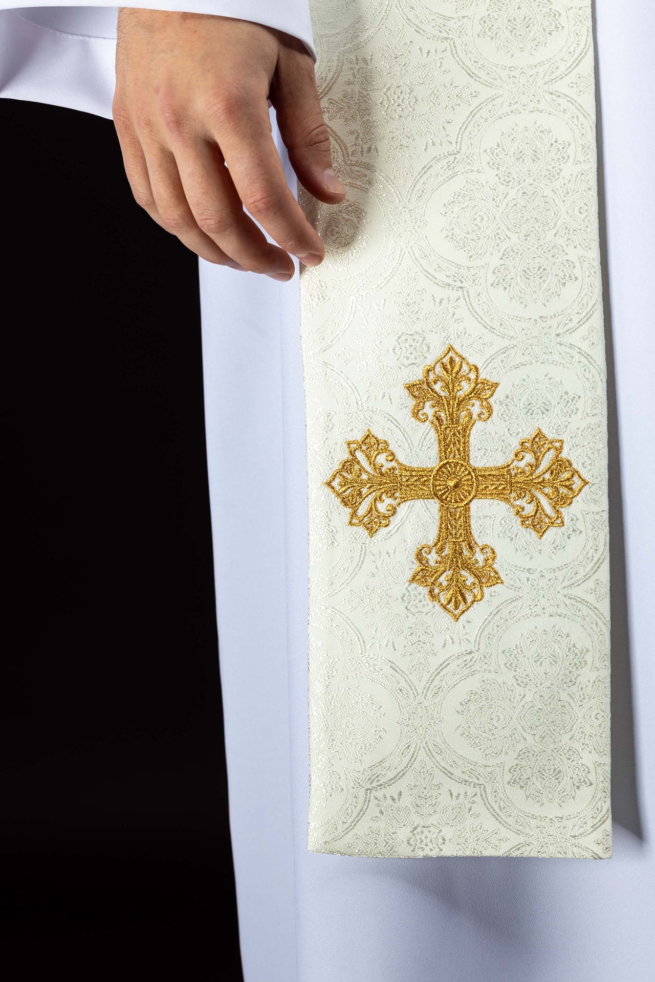 Estola bordada com motivo de Cruz creme tecido jacquard