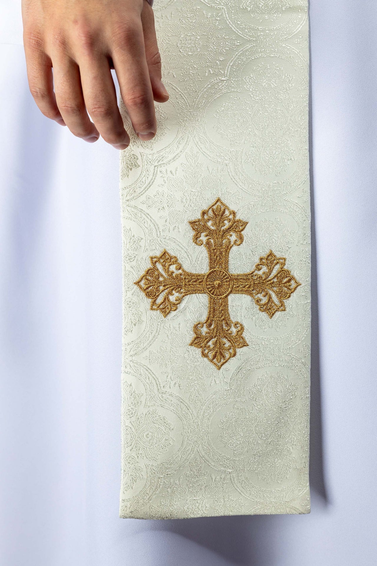 Estola bordada com motivo de Cruz creme tecido jacquard