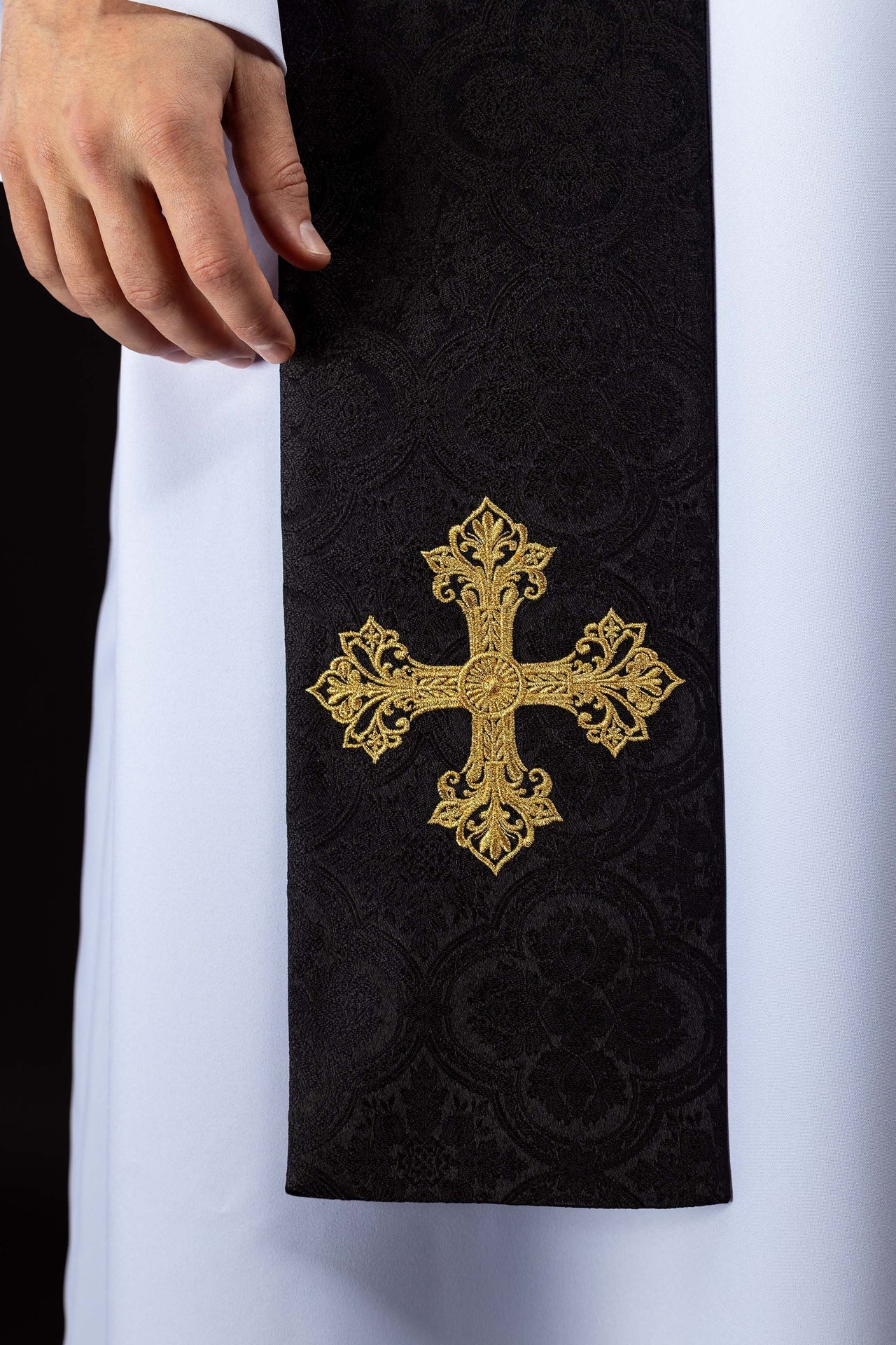 Estola preta com cruz bordada em tecido jacquard