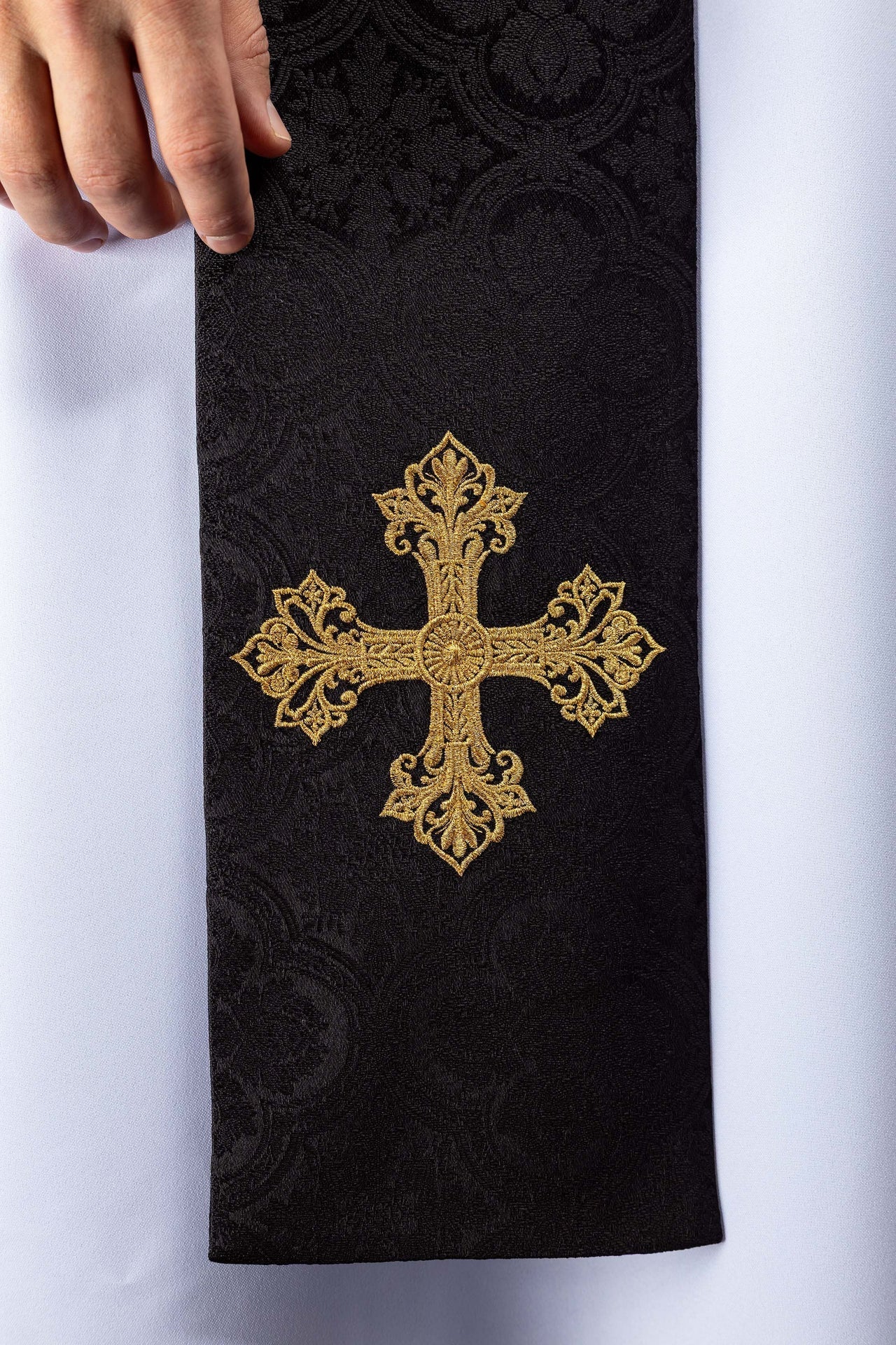 Estola preta com cruz bordada em tecido jacquard