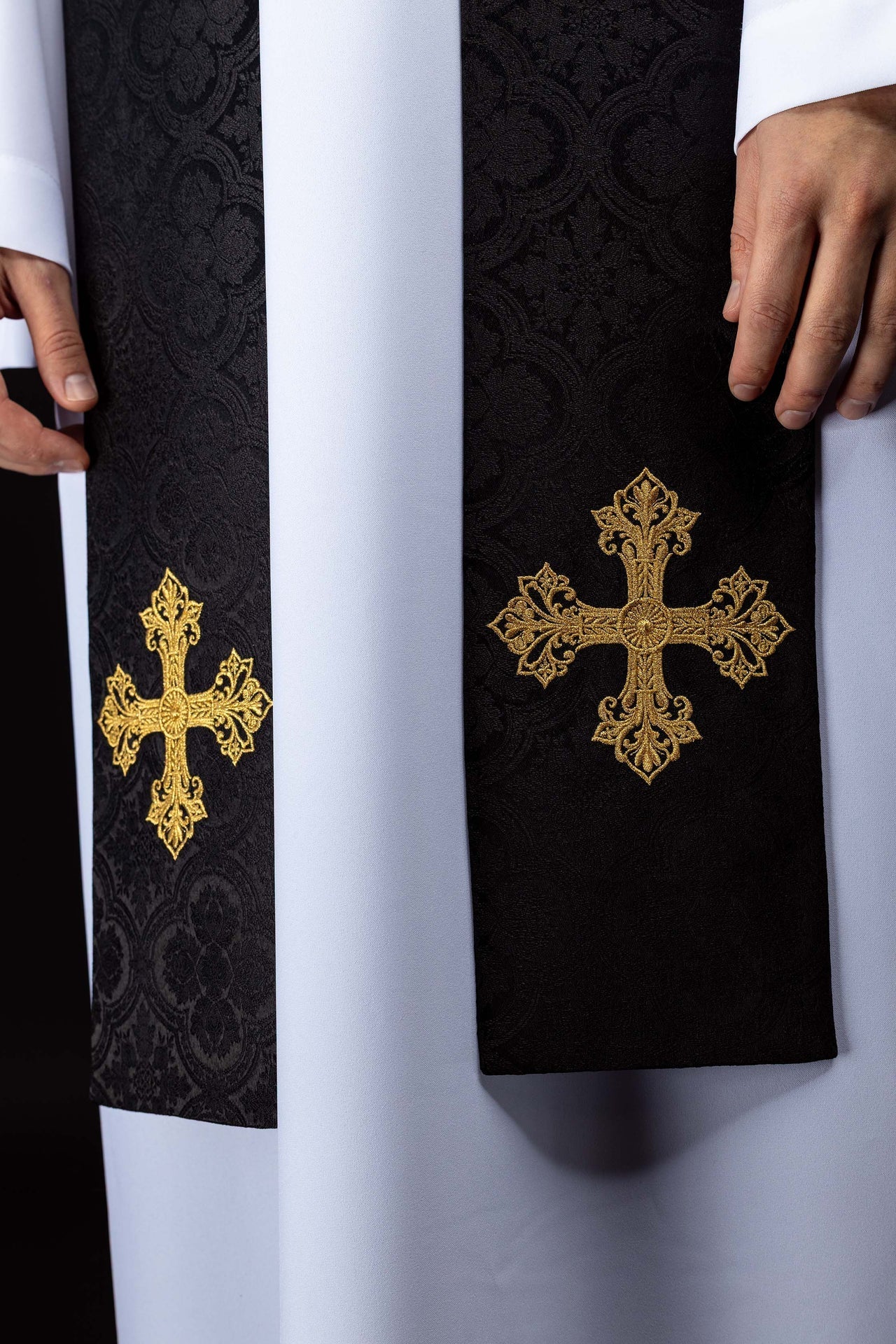 Estola preta com cruz bordada em tecido jacquard
