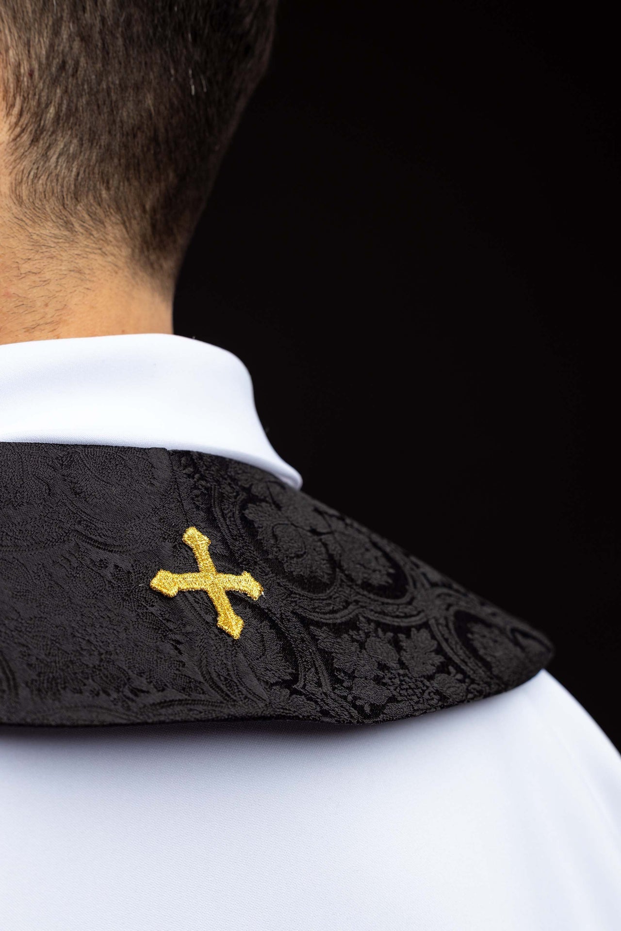 Estola preta com cruz bordada em tecido jacquard