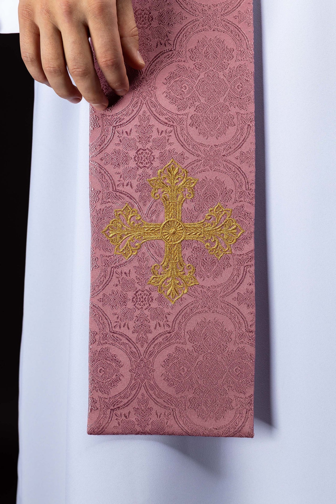 Estola bordada com motivo de Cruz rosa em tecido jacquard