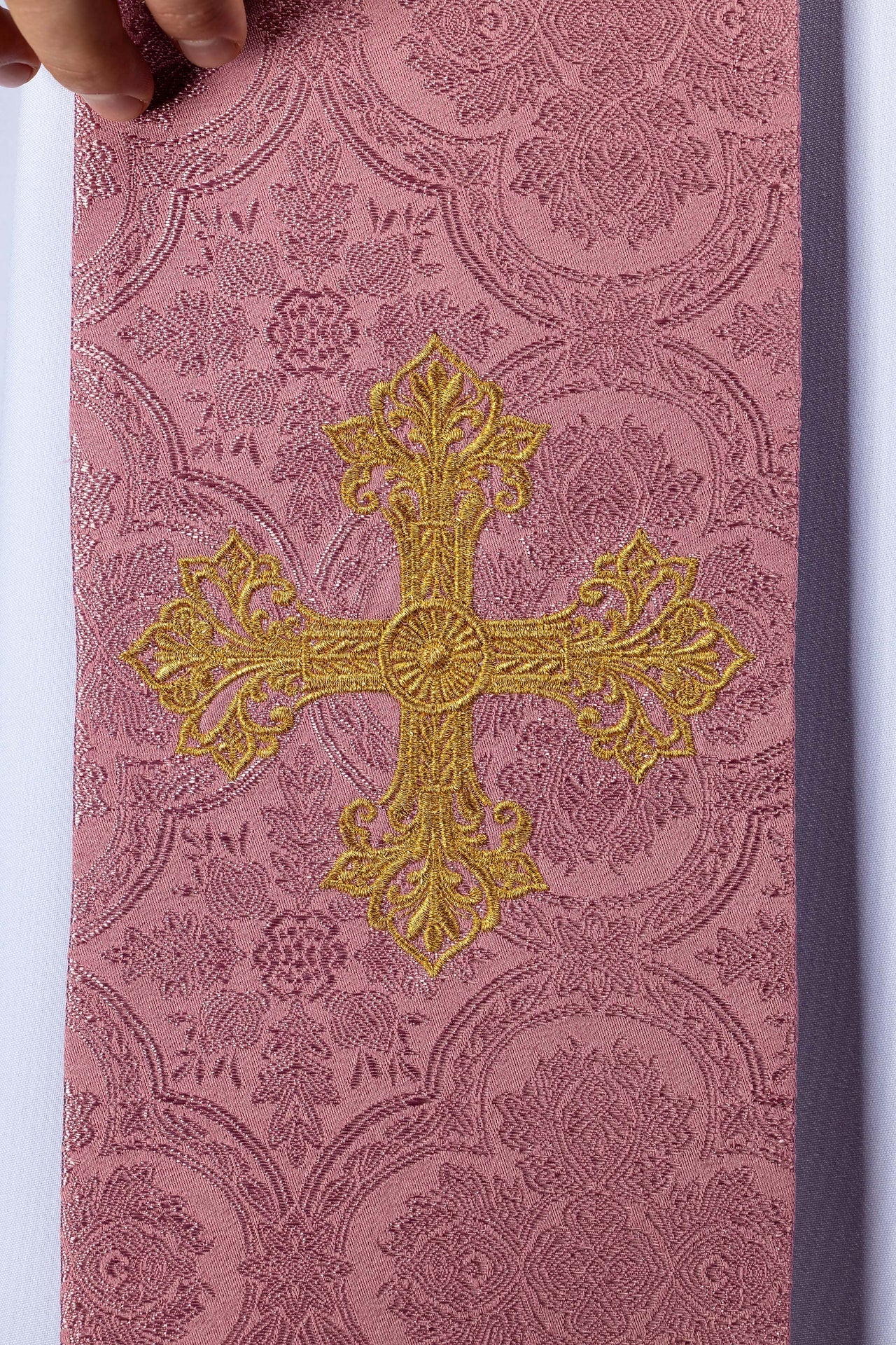 Estola bordada com motivo de Cruz rosa em tecido jacquard