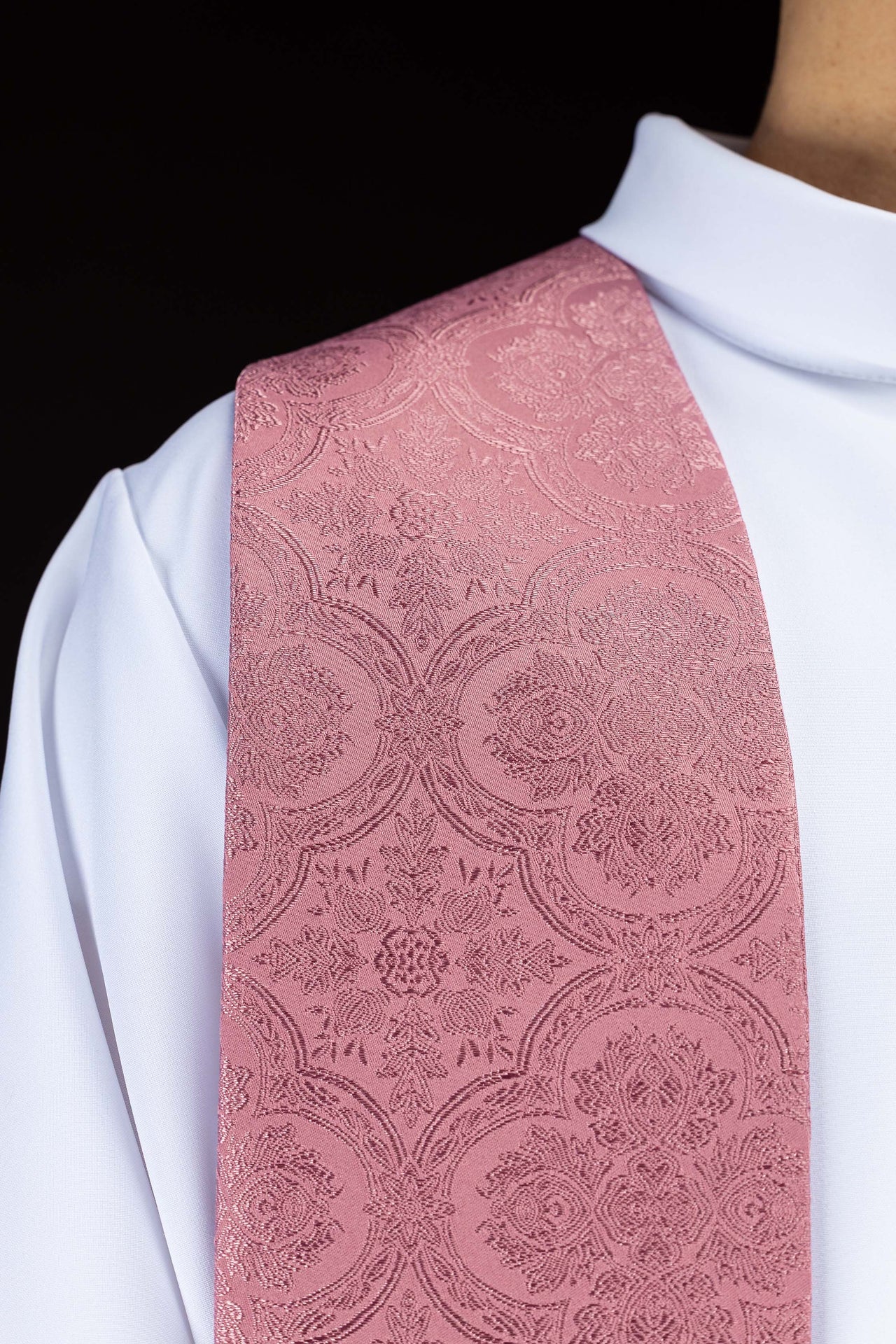 Estola bordada com motivo de Cruz rosa em tecido jacquard