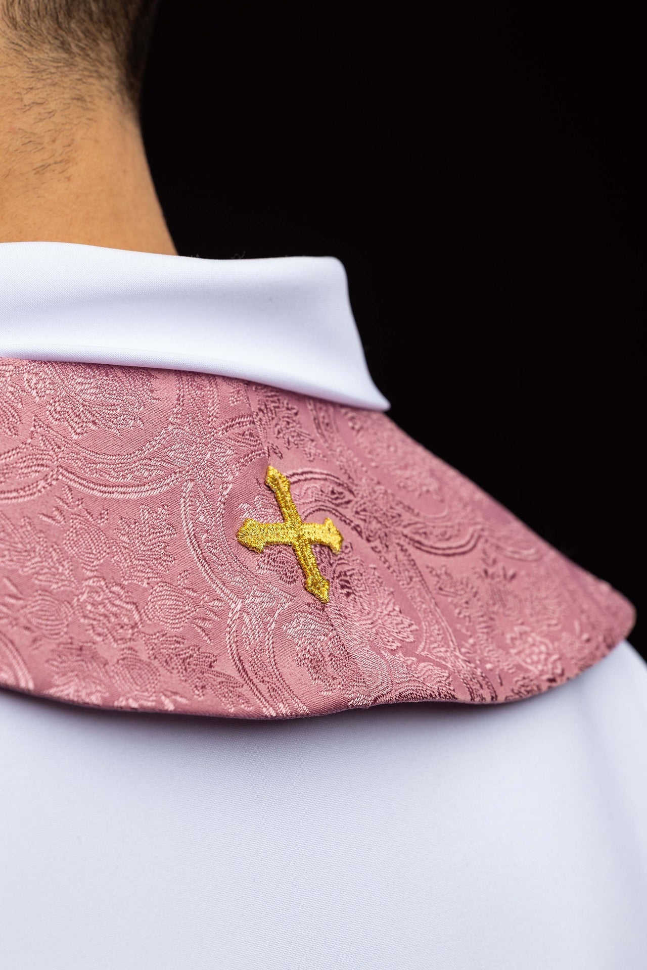 Estola bordada com motivo de Cruz rosa em tecido jacquard