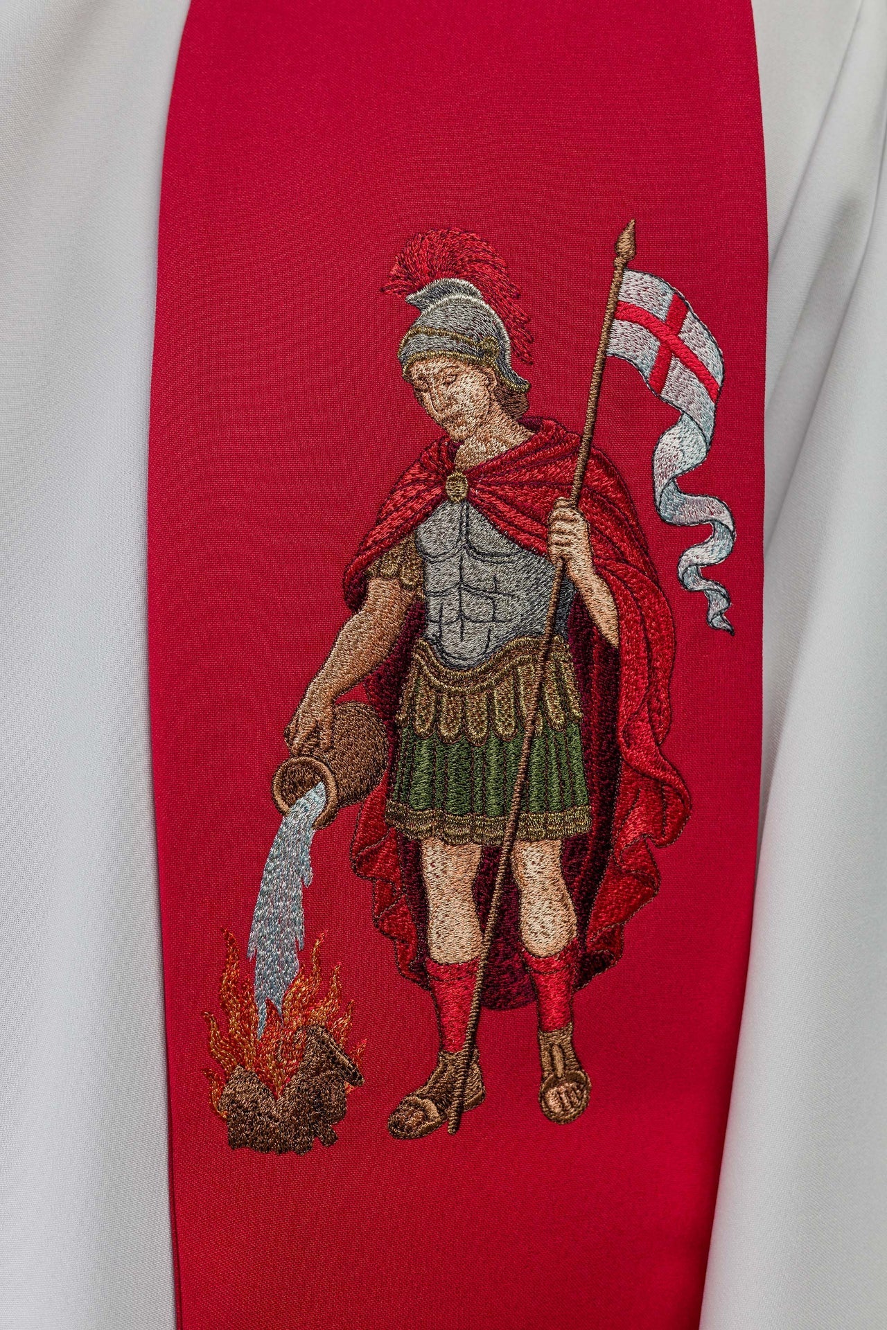 Estola bordada com imagem de São Floriano - chasubles.com.br