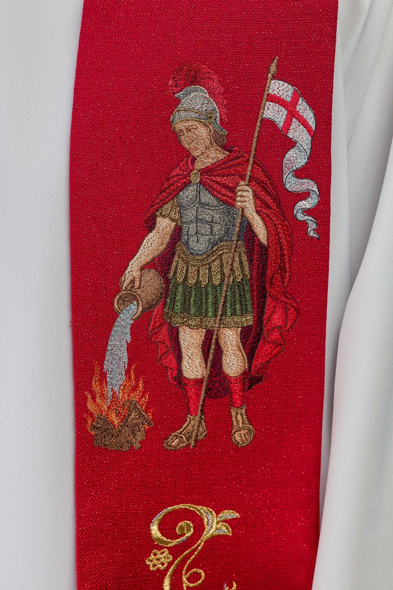 Estola ricamente bordada com a imagem de São Floriano