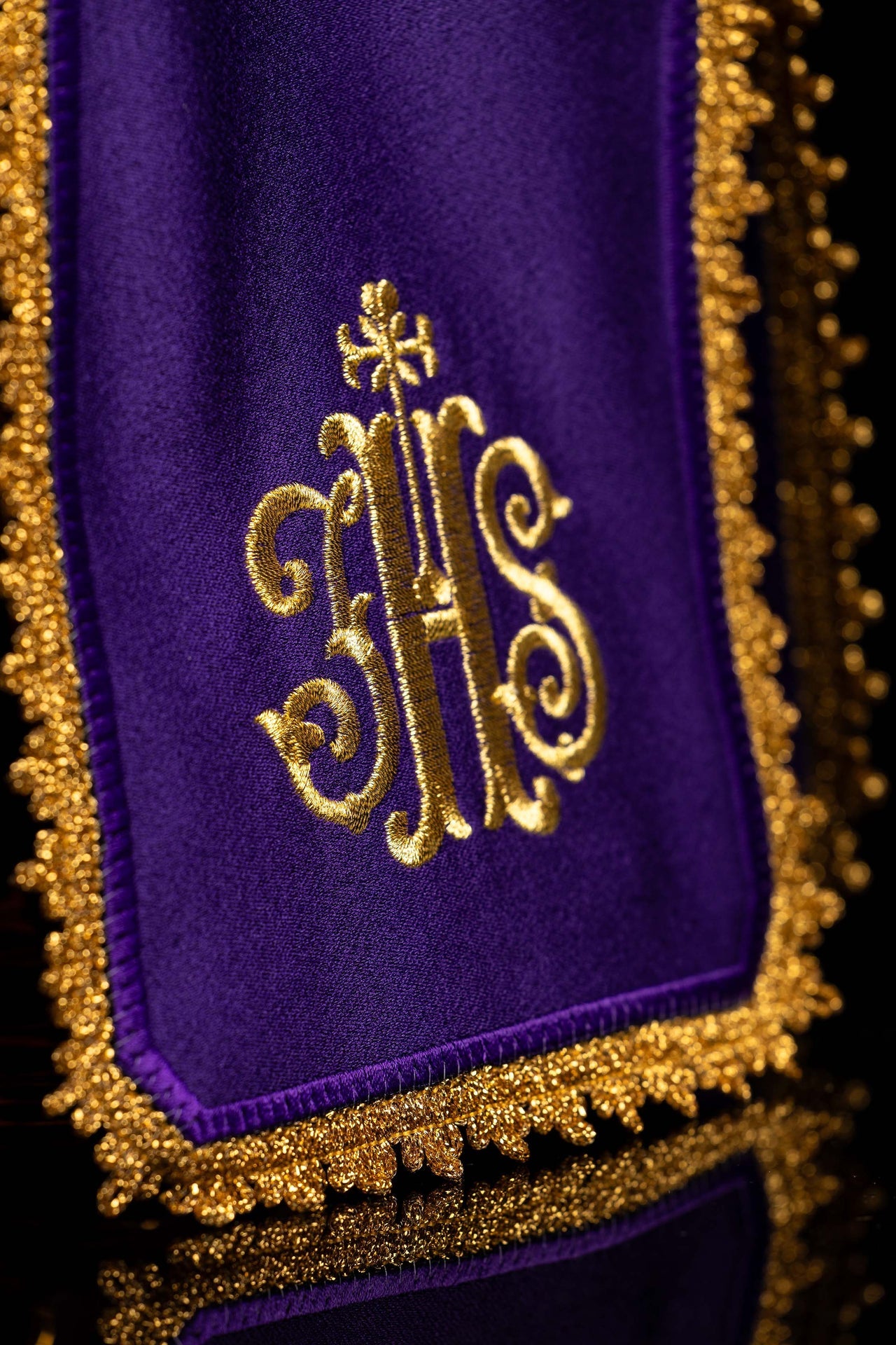 Véu para cibório roxo com bordado dourado IHS – 24 cm / 29 cm
