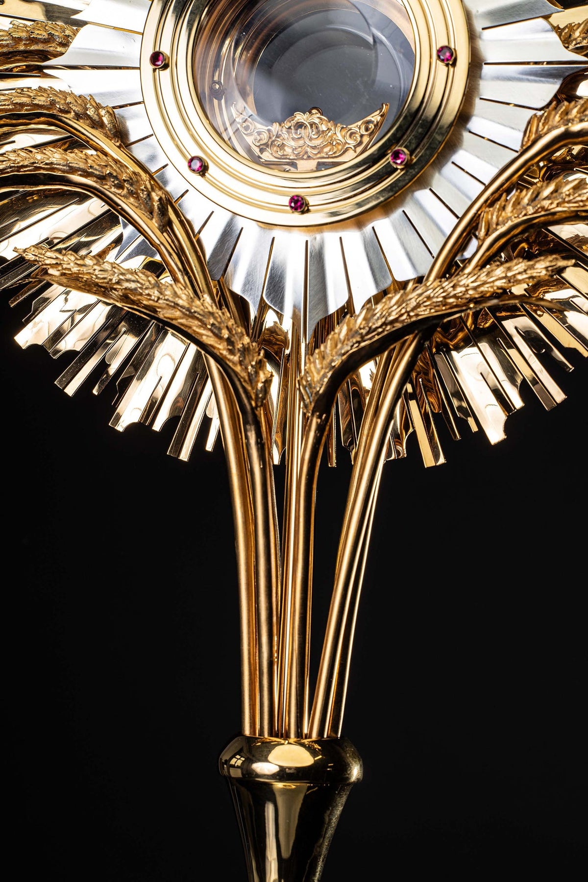 Ostensório de latão dourado feito à mão, decorado com rubis