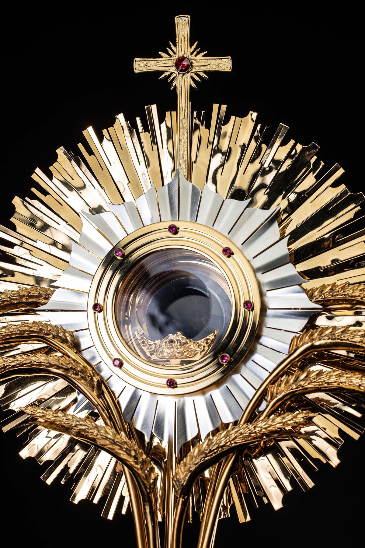 Ostensório de latão dourado feito à mão, decorado com rubis