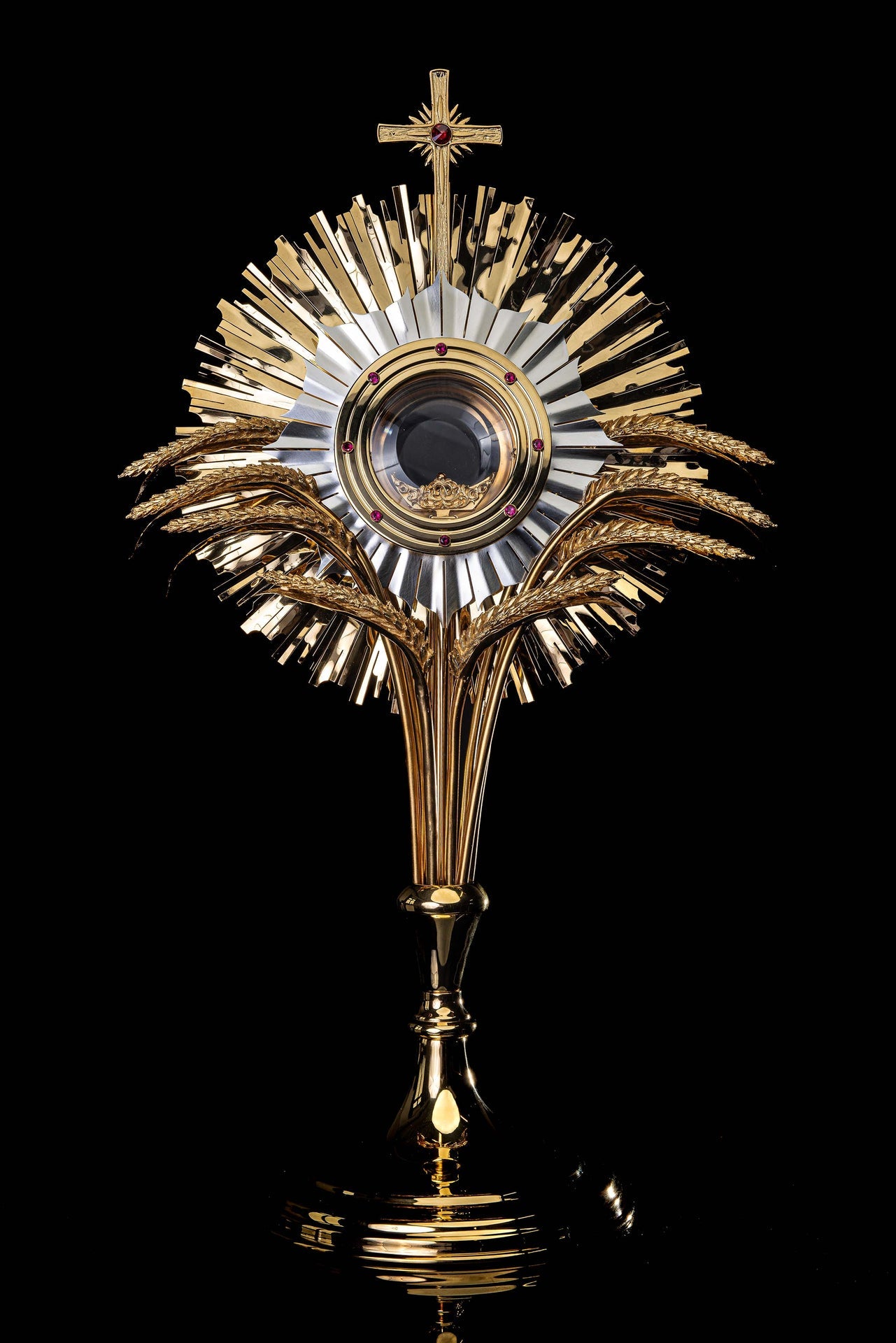 Ostensório de latão dourado feito à mão, decorado com rubis