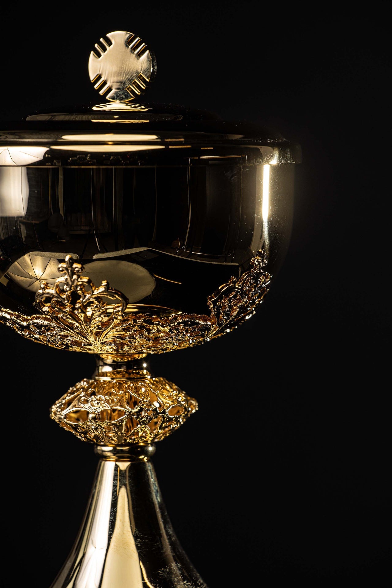 Âmbula litúrgica artesanal de latão com banho de ouro Au 24 ct
