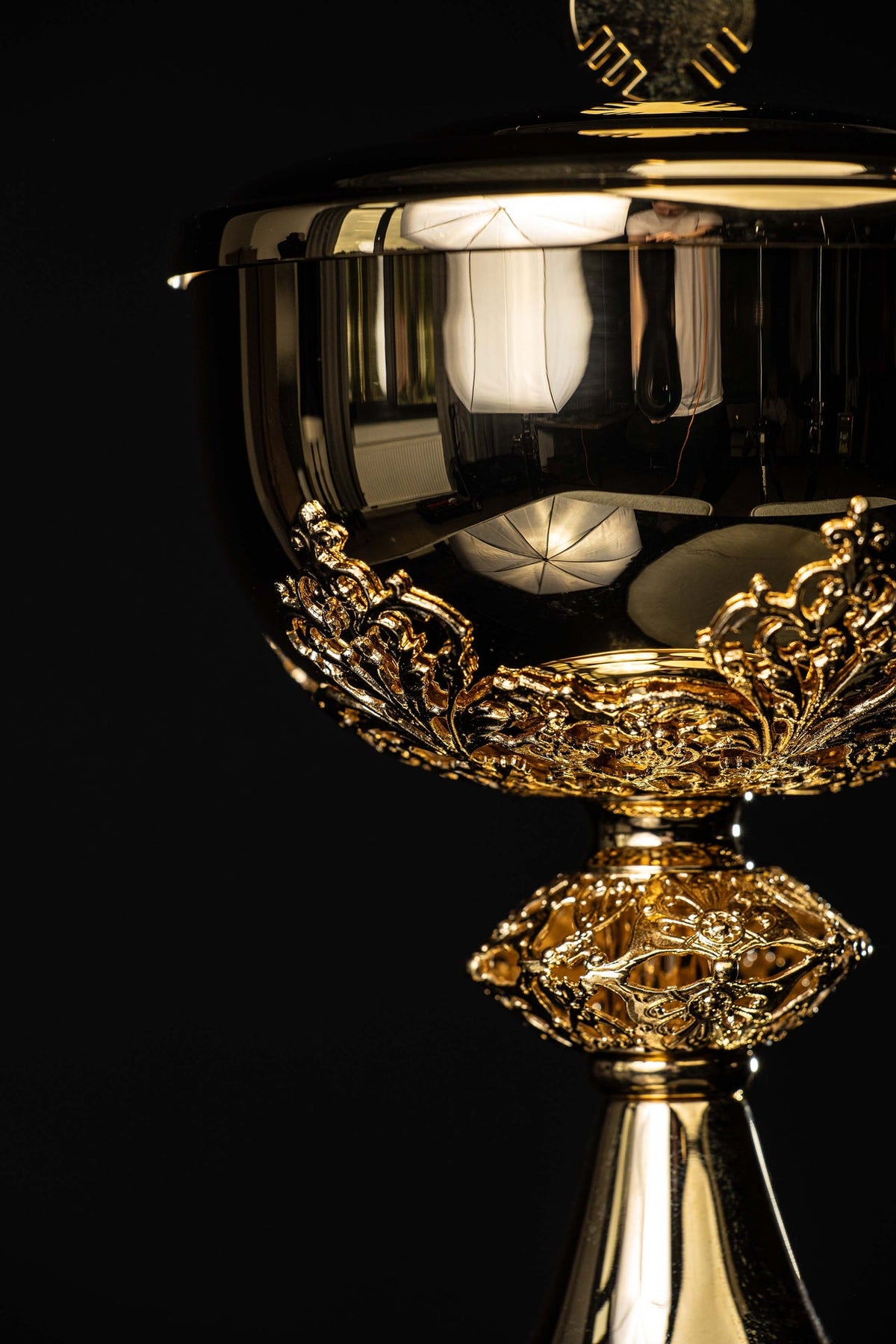 Âmbula litúrgica artesanal de latão com banho de ouro Au 24 ct