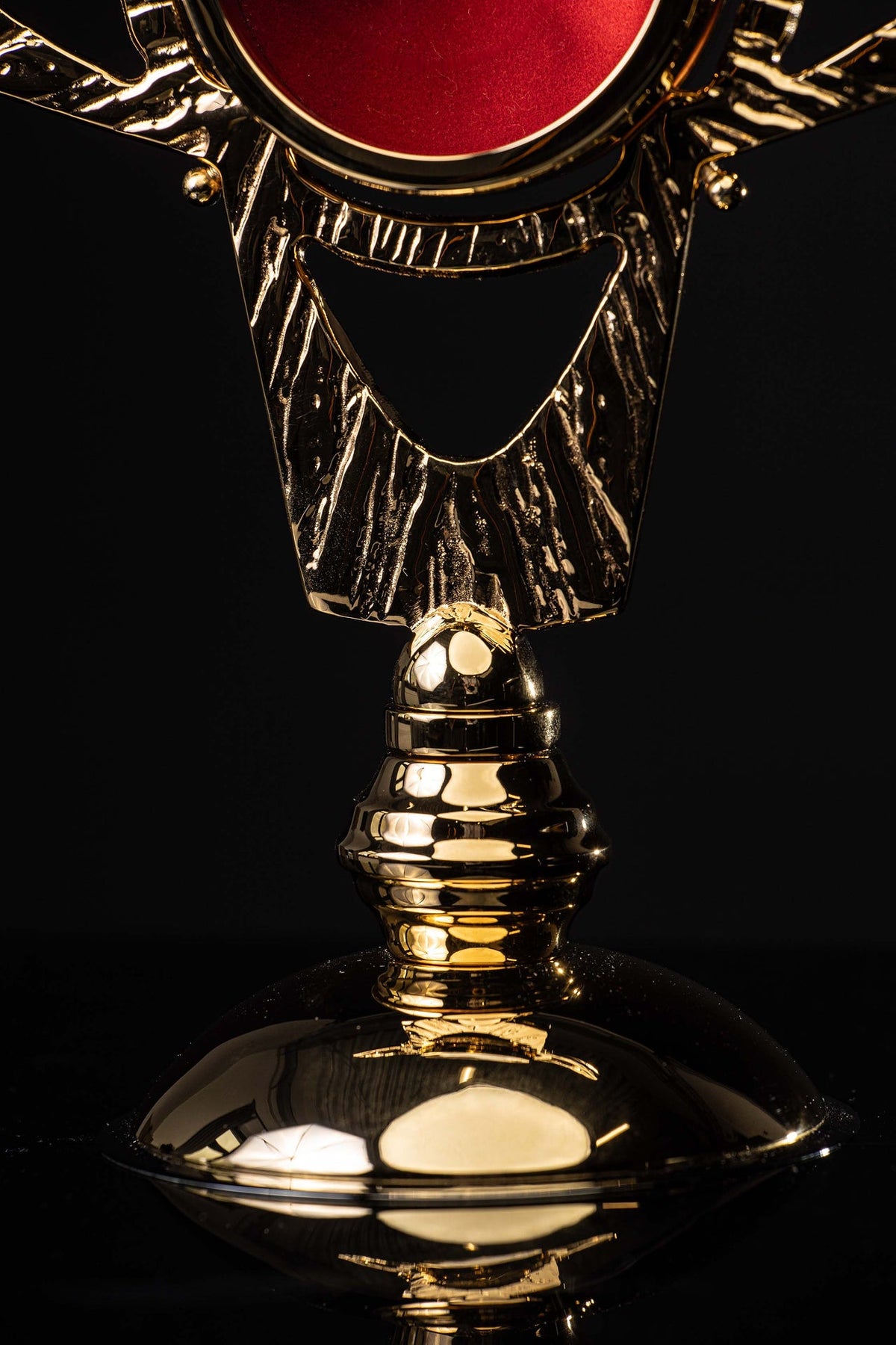 Relicário feito à mão em latão com acabamento dourado – 27 cm