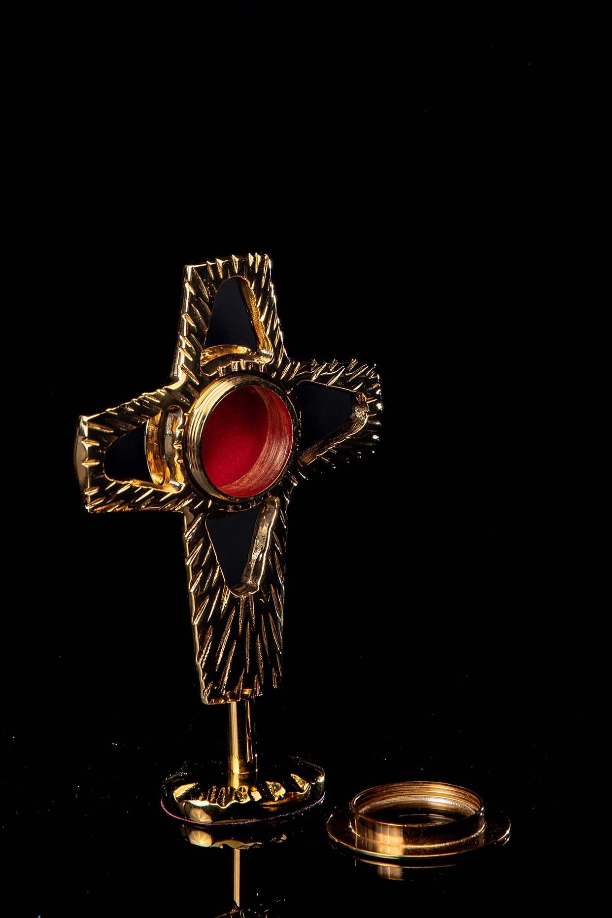 Relicário Artesanal de Latão Dourado – 18 cm