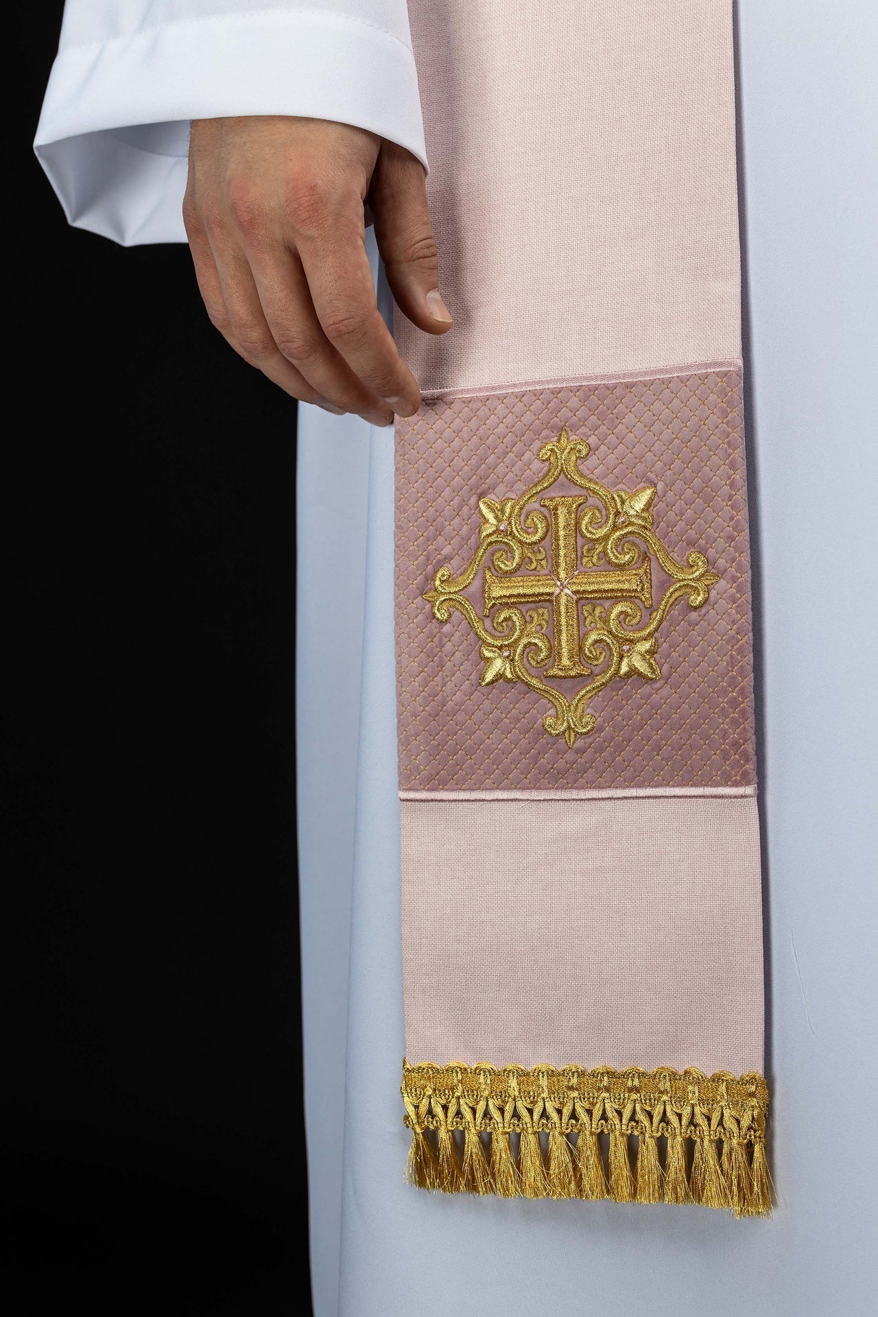 Estola bordada com símbolo de cruz em veludo rosa - chasubles.com.br