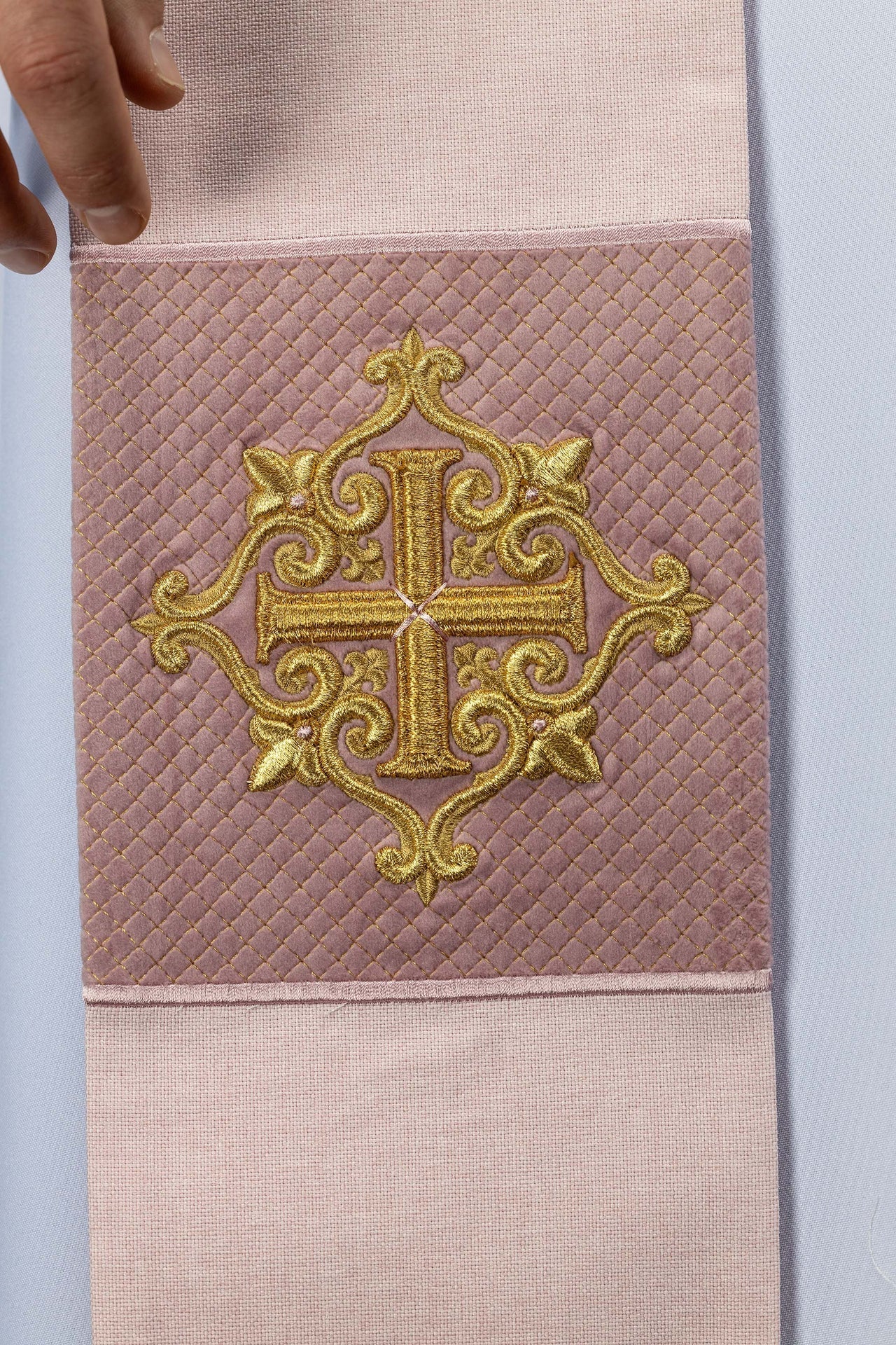 Estola bordada com símbolo de cruz em veludo rosa - chasubles.com.br