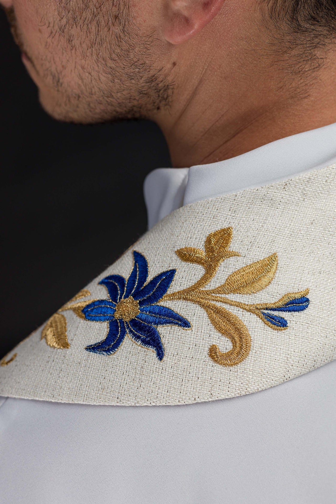 Estola bordada com símbolo mariano - chasubles.com.br