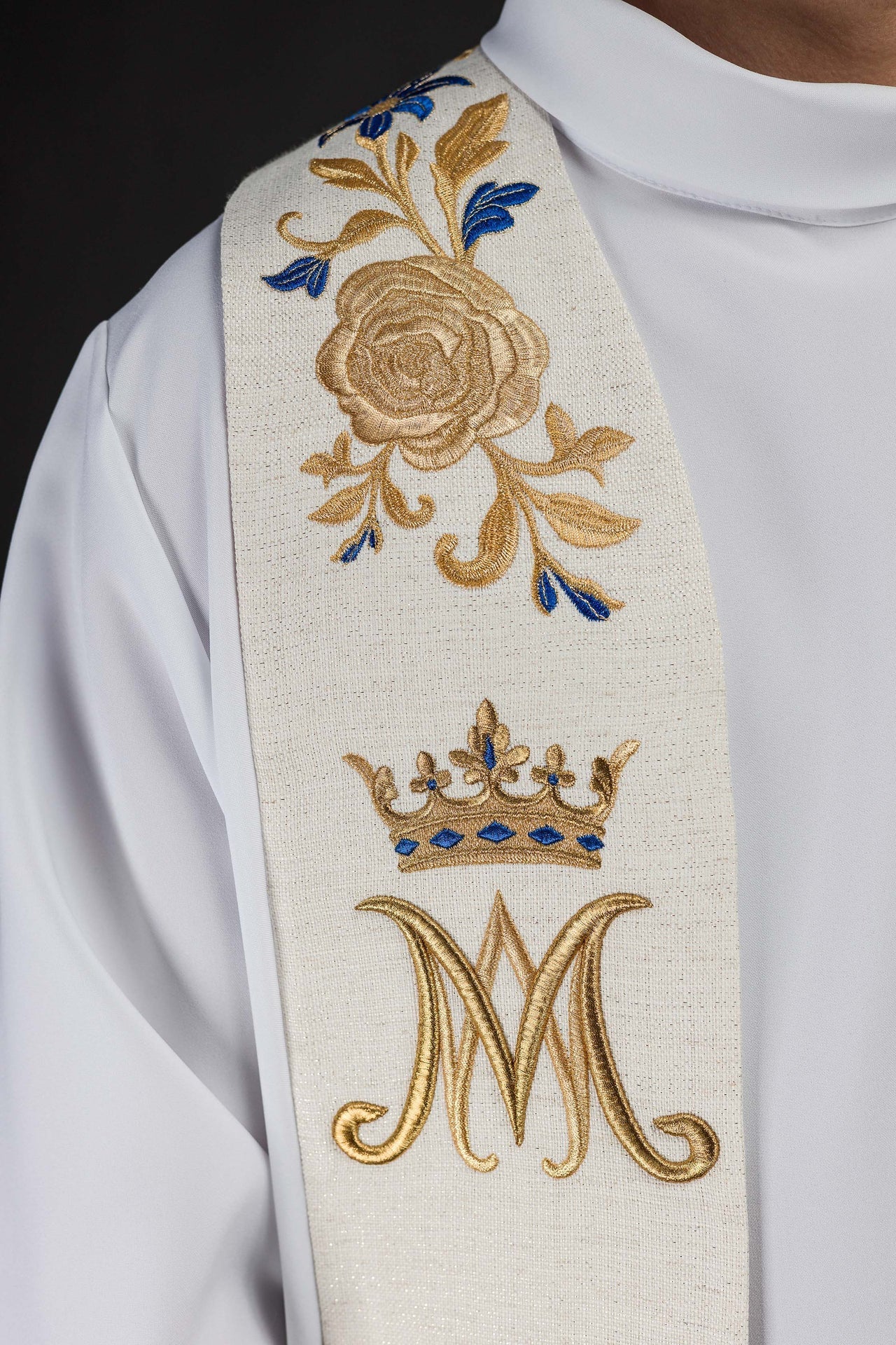 Estola bordada com símbolo mariano - chasubles.com.br