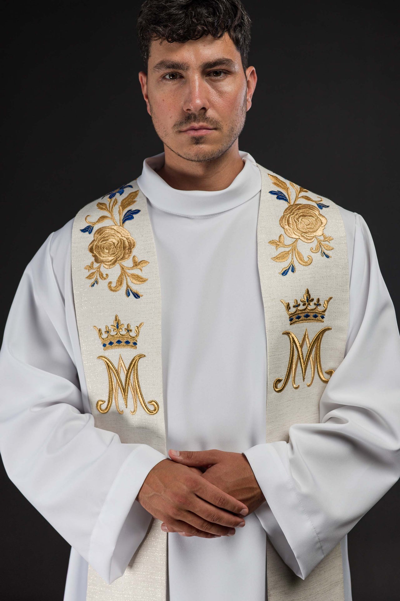 Estola bordada com símbolo mariano - chasubles.com.br