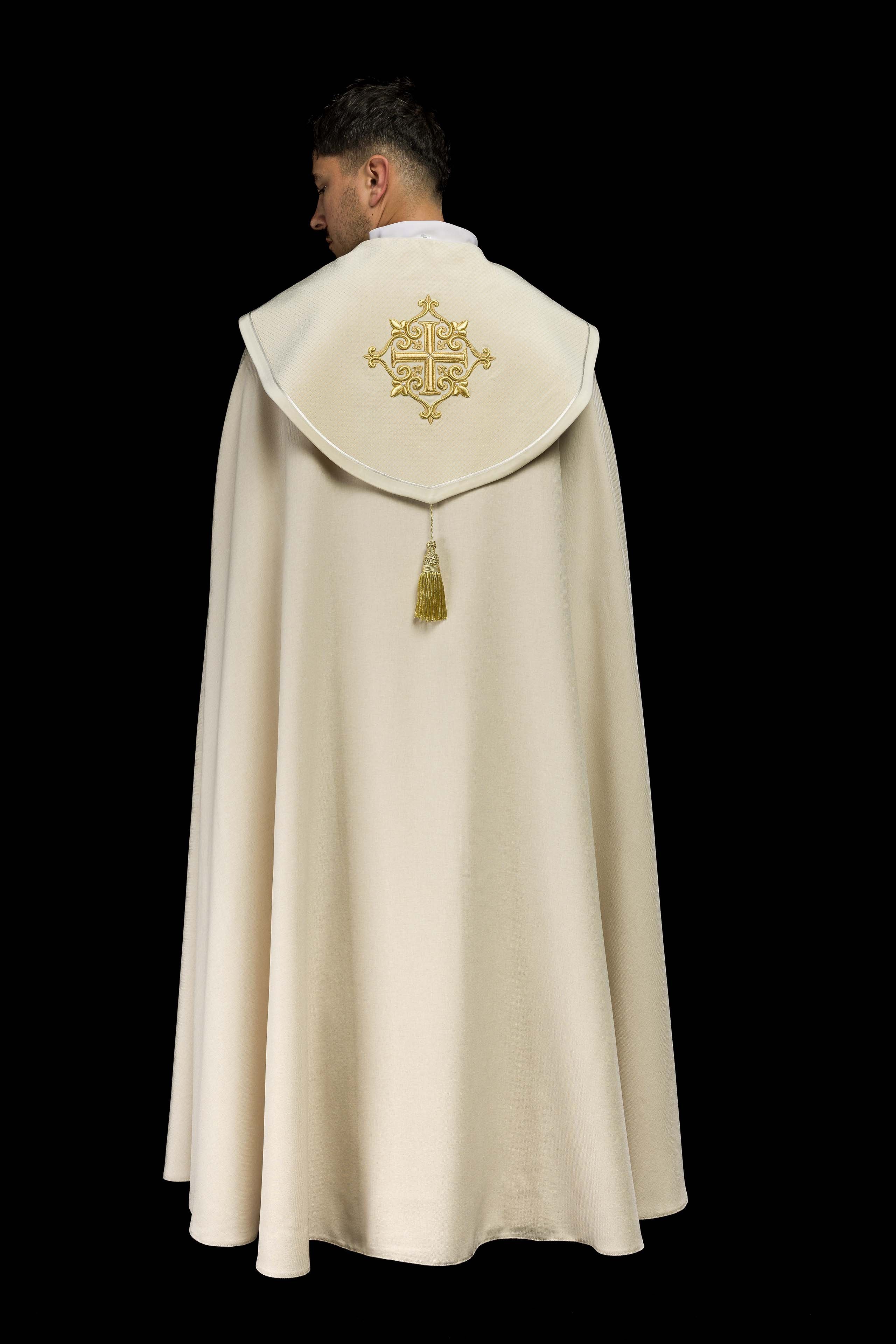 Capa de asperges litúrgica com faixa de veludo creme e bordado de cruzes - chasubles.com.br