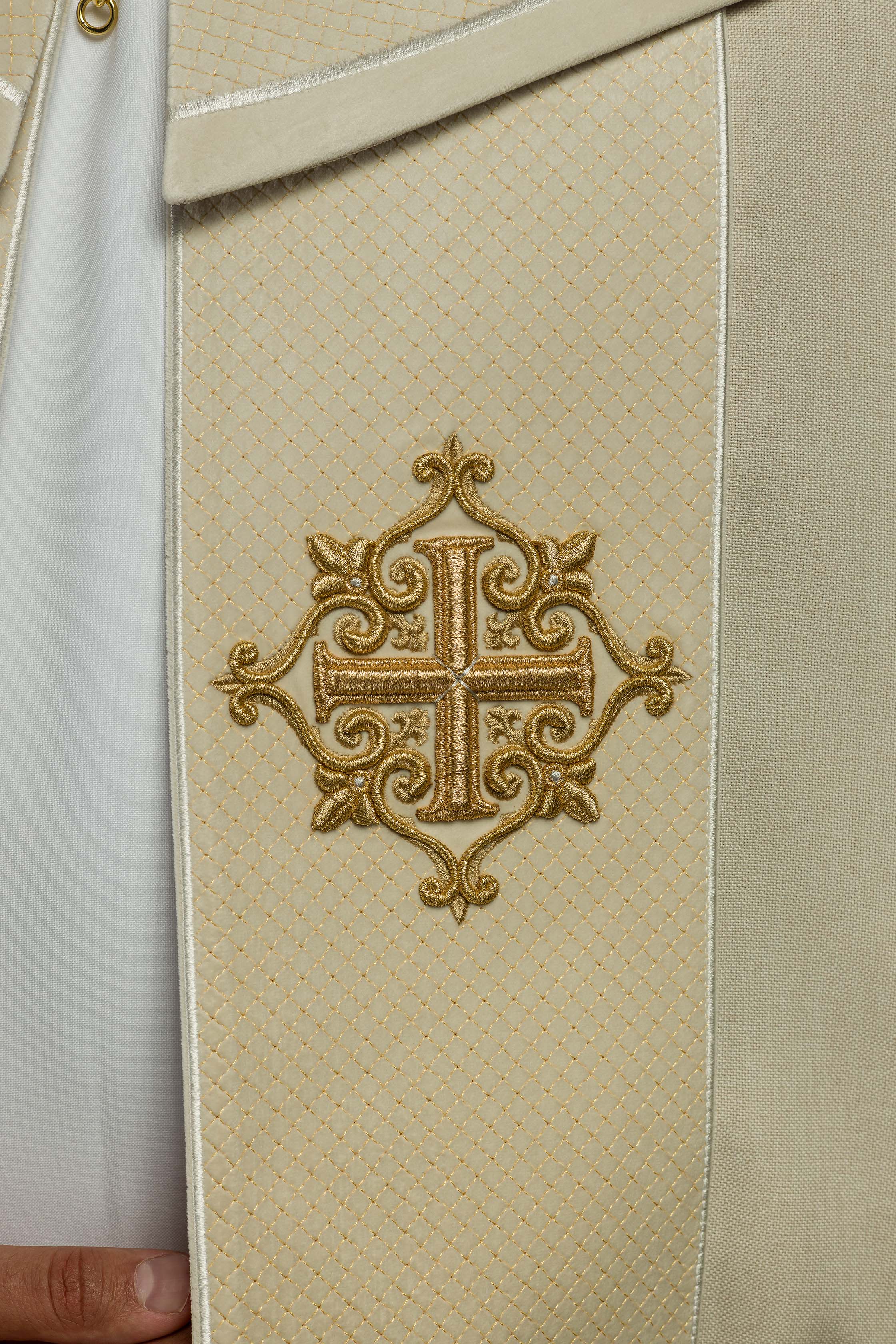 Capa de asperges litúrgica com faixa de veludo creme e bordado de cruzes - chasubles.com.br