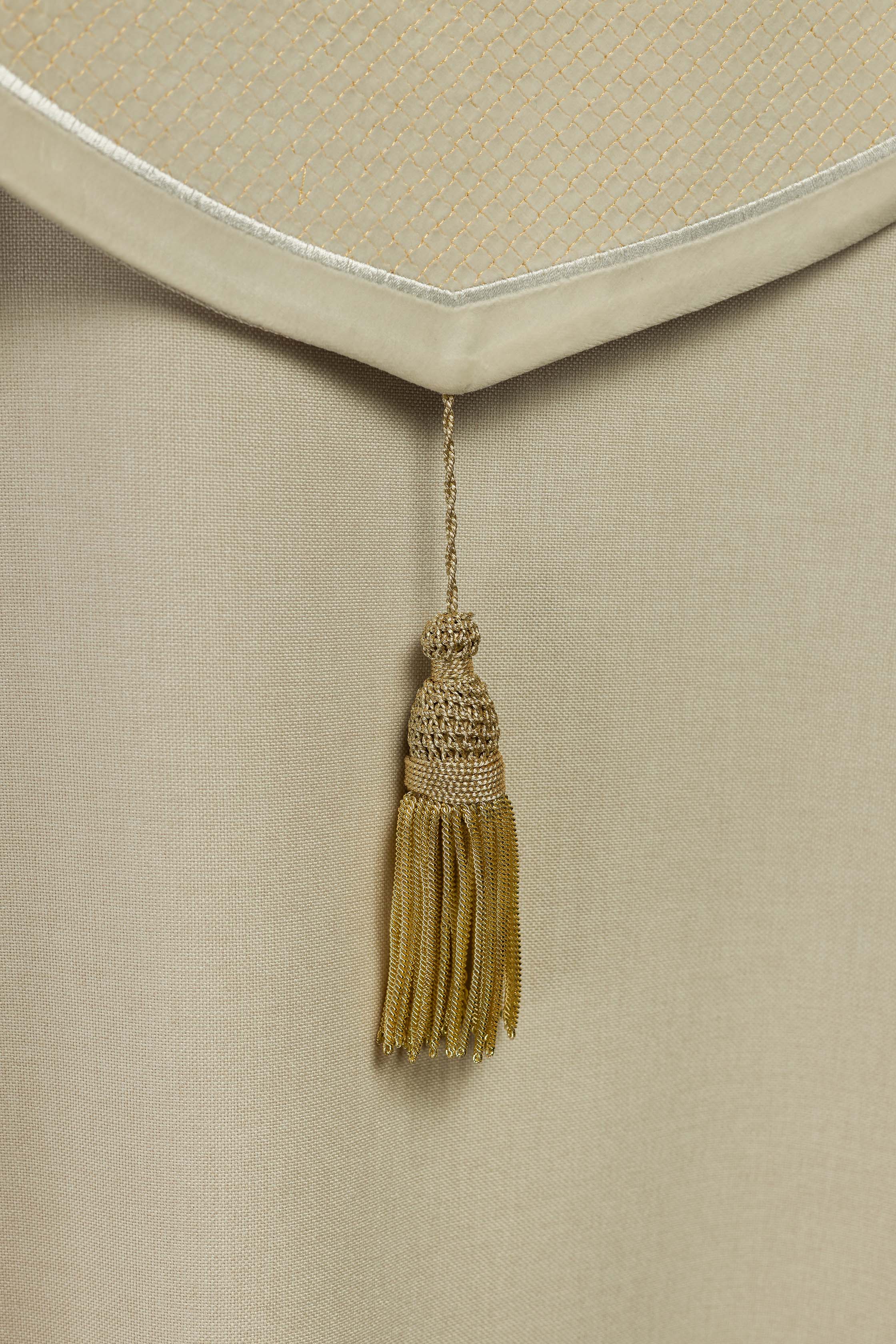 Capa de asperges litúrgica com faixa de veludo creme e bordado de cruzes - chasubles.com.br