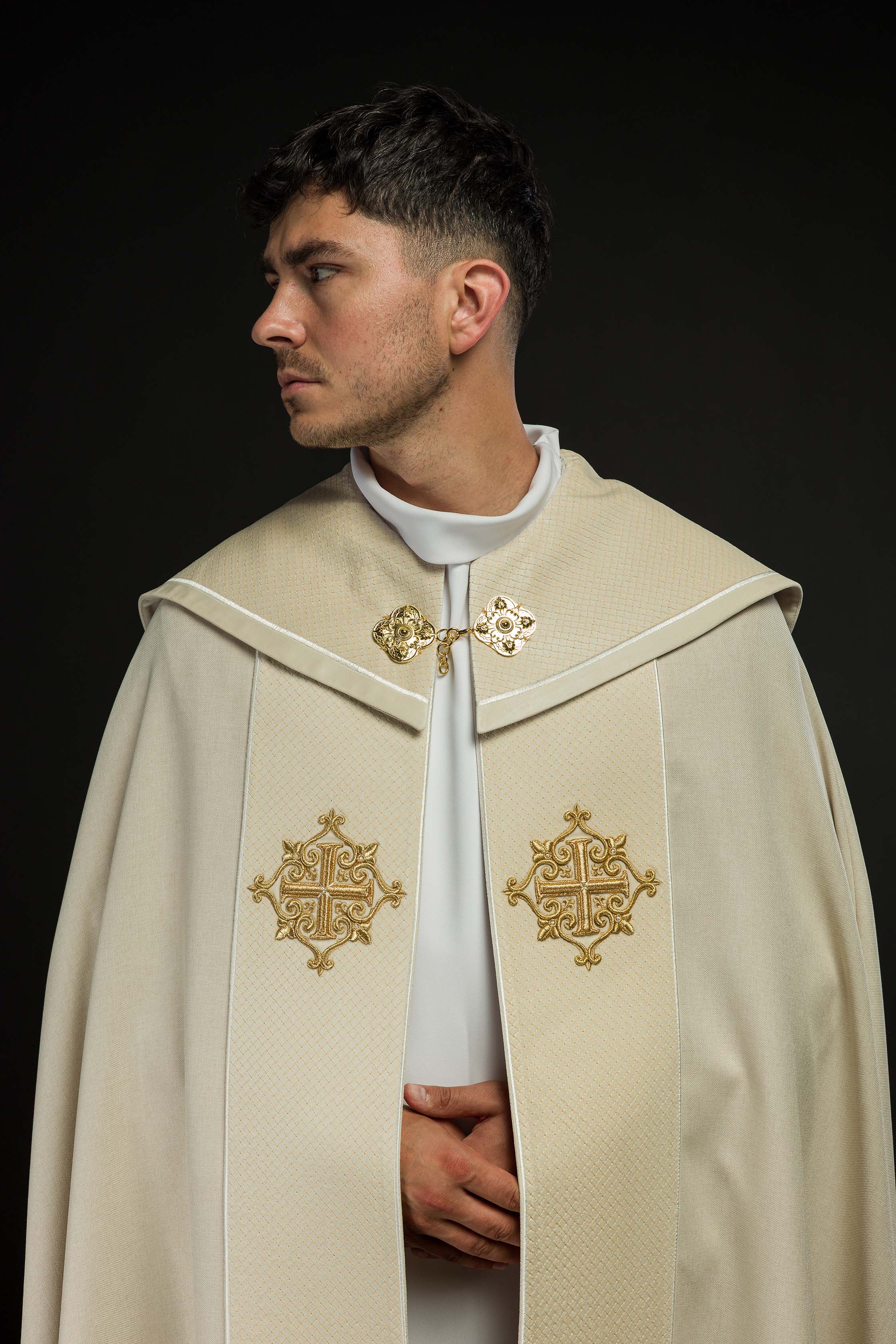Capa de asperges litúrgica com faixa de veludo creme e bordado de cruzes - chasubles.com.br