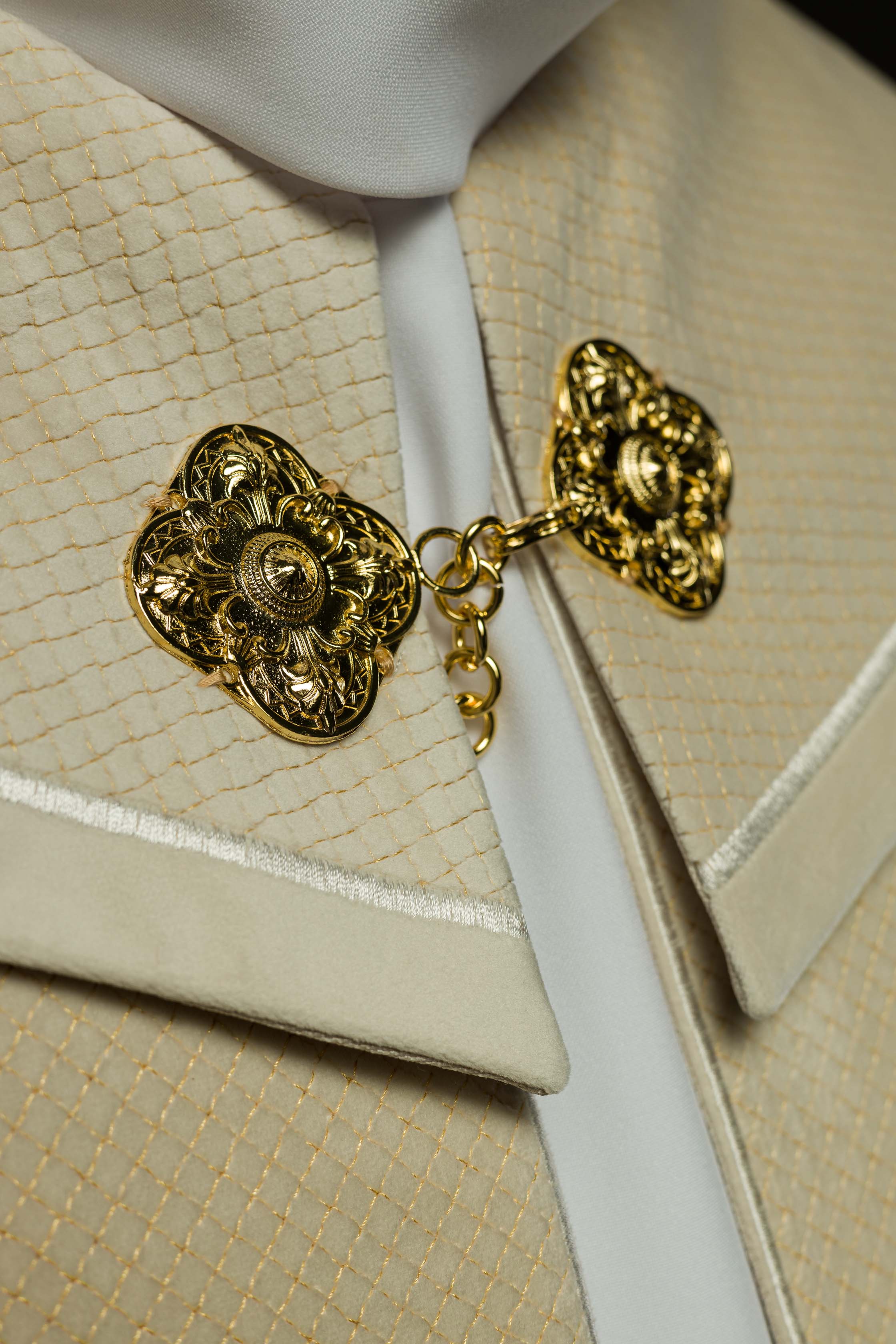 Capa de asperges litúrgica com faixa de veludo creme e bordado de cruzes - chasubles.com.br