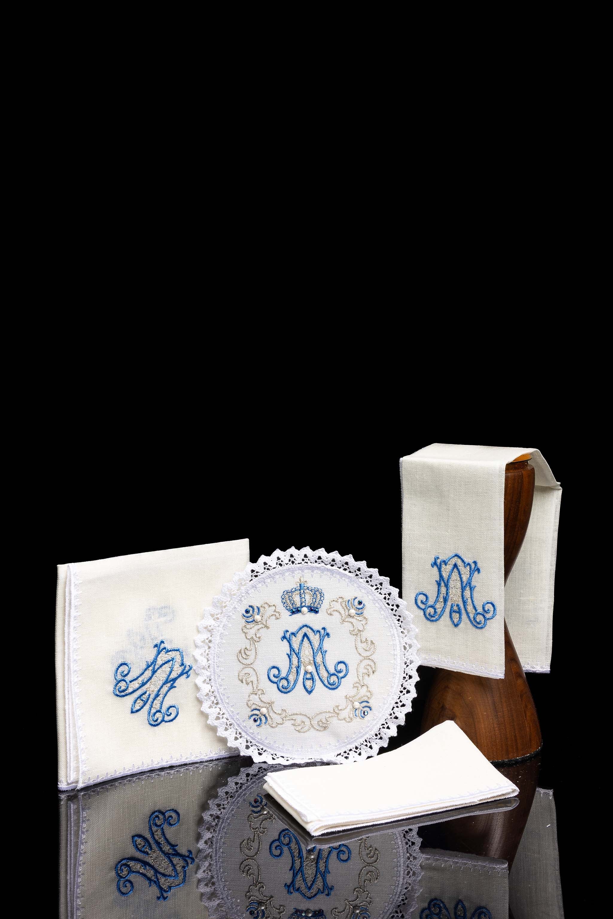 Conjunto de alfaias litúrgicas com bordado mariano - chasubles.com.br