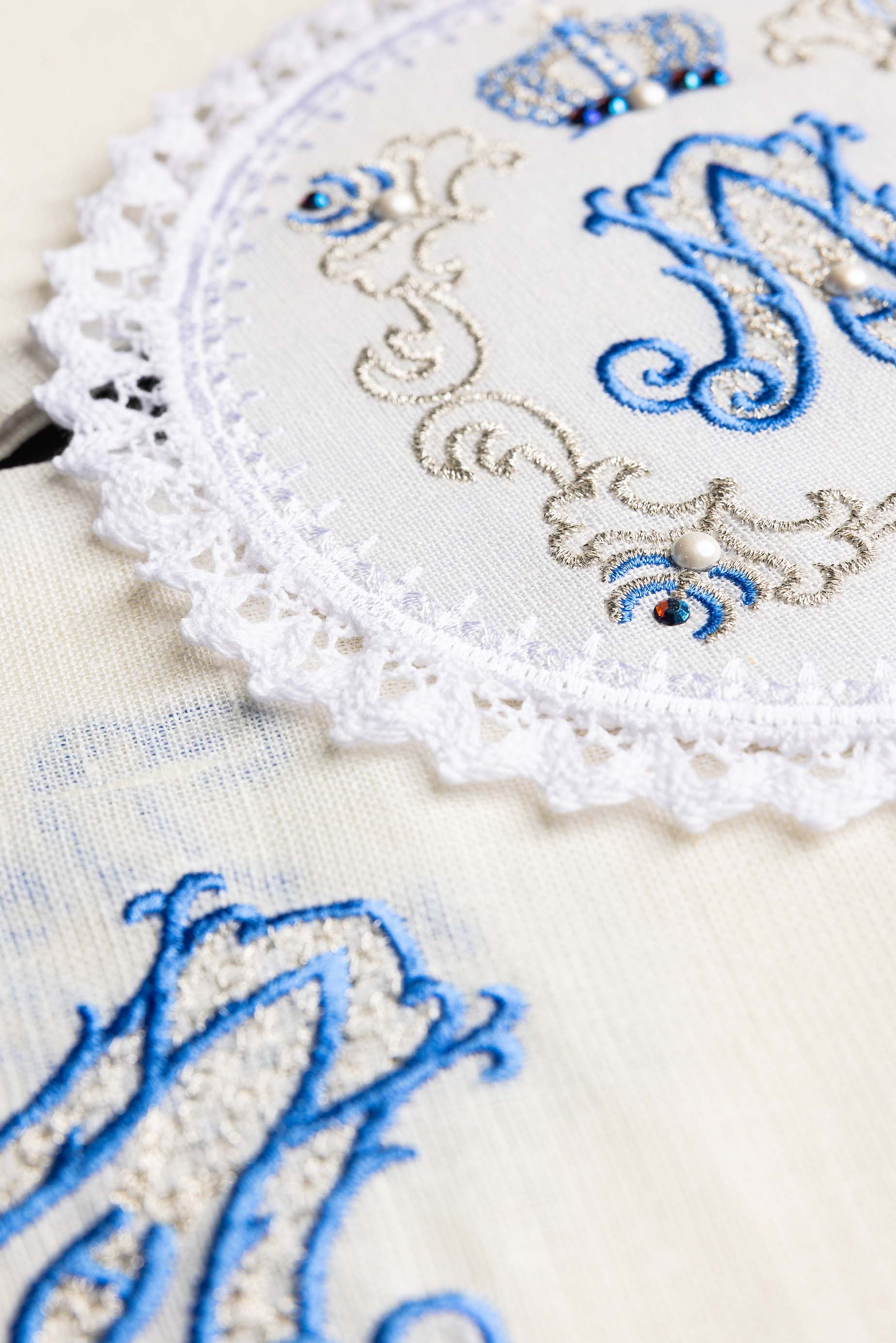 Conjunto de alfaias litúrgicas com bordado mariano - chasubles.com.br