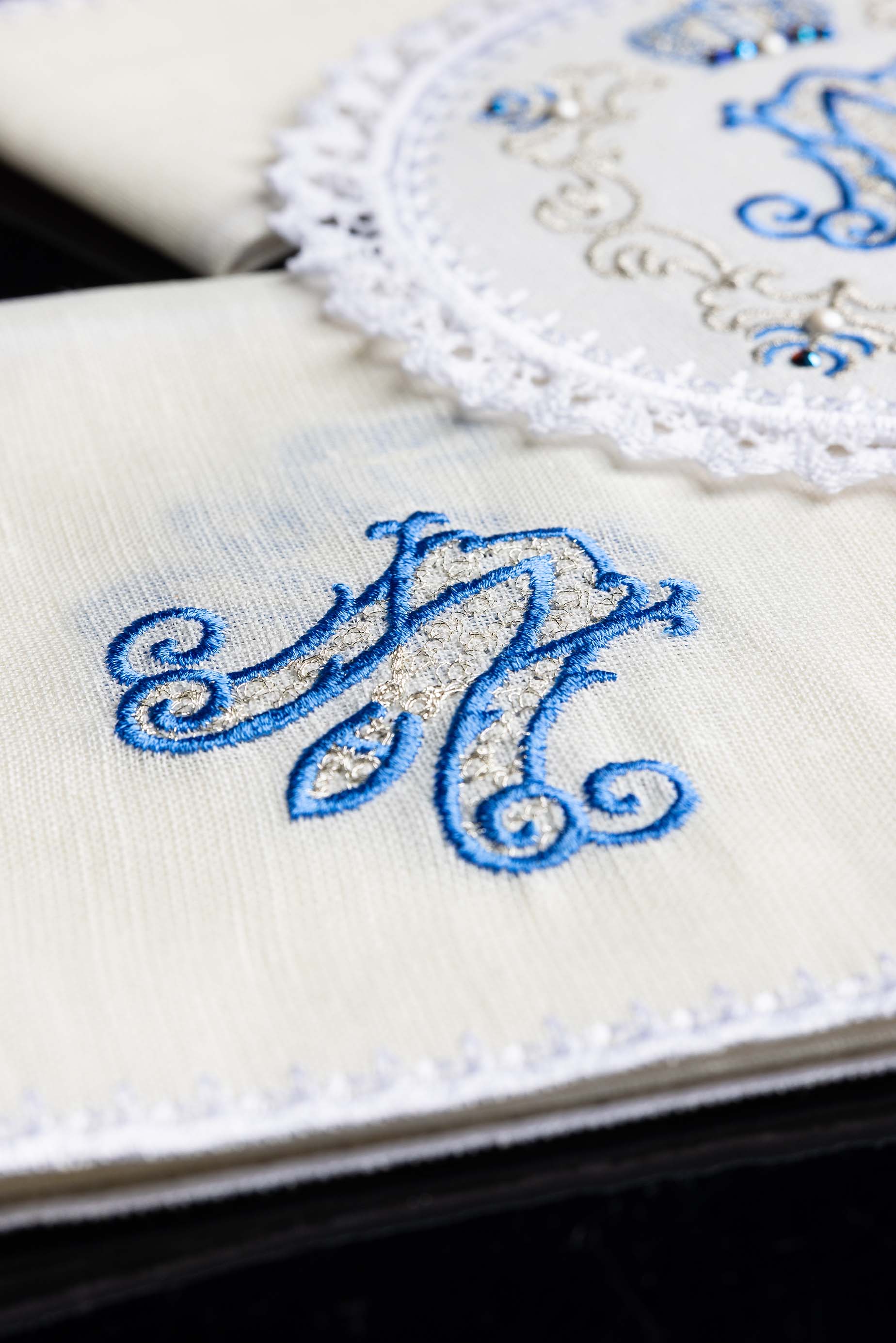 Conjunto de alfaias litúrgicas com bordado mariano - chasubles.com.br