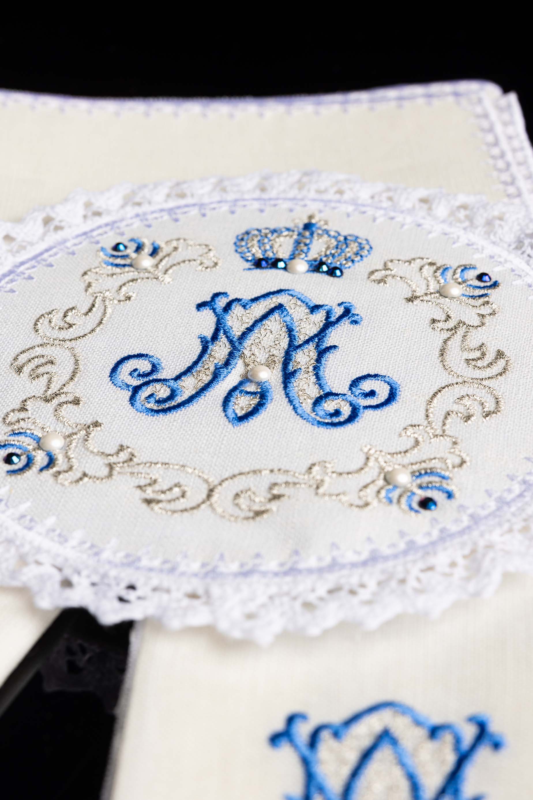 Conjunto de alfaias litúrgicas com bordado mariano - chasubles.com.br
