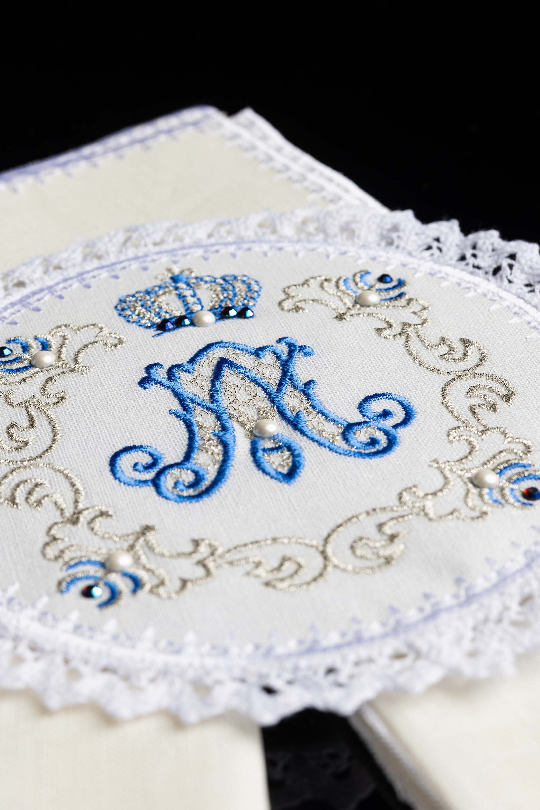 Conjunto de alfaias litúrgicas com bordado mariano - chasubles.com.br