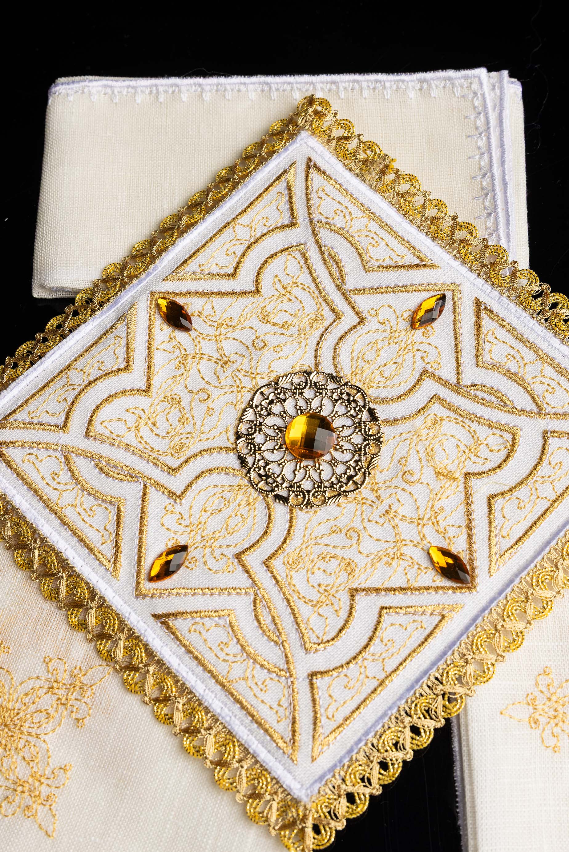 Conjunto de alfaias litúrgicas com bordado dourado e emblema - chasubles.com.br