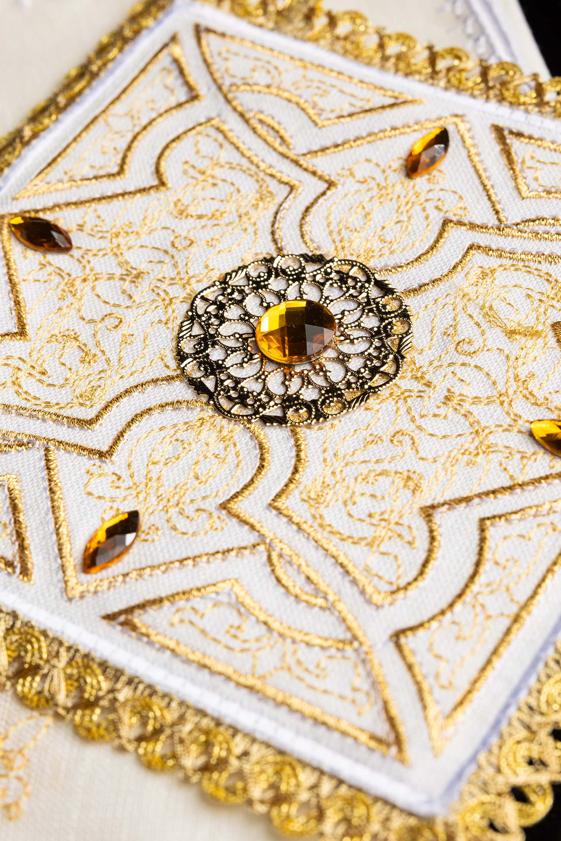 Conjunto de alfaias litúrgicas com bordado dourado e emblema - chasubles.com.br