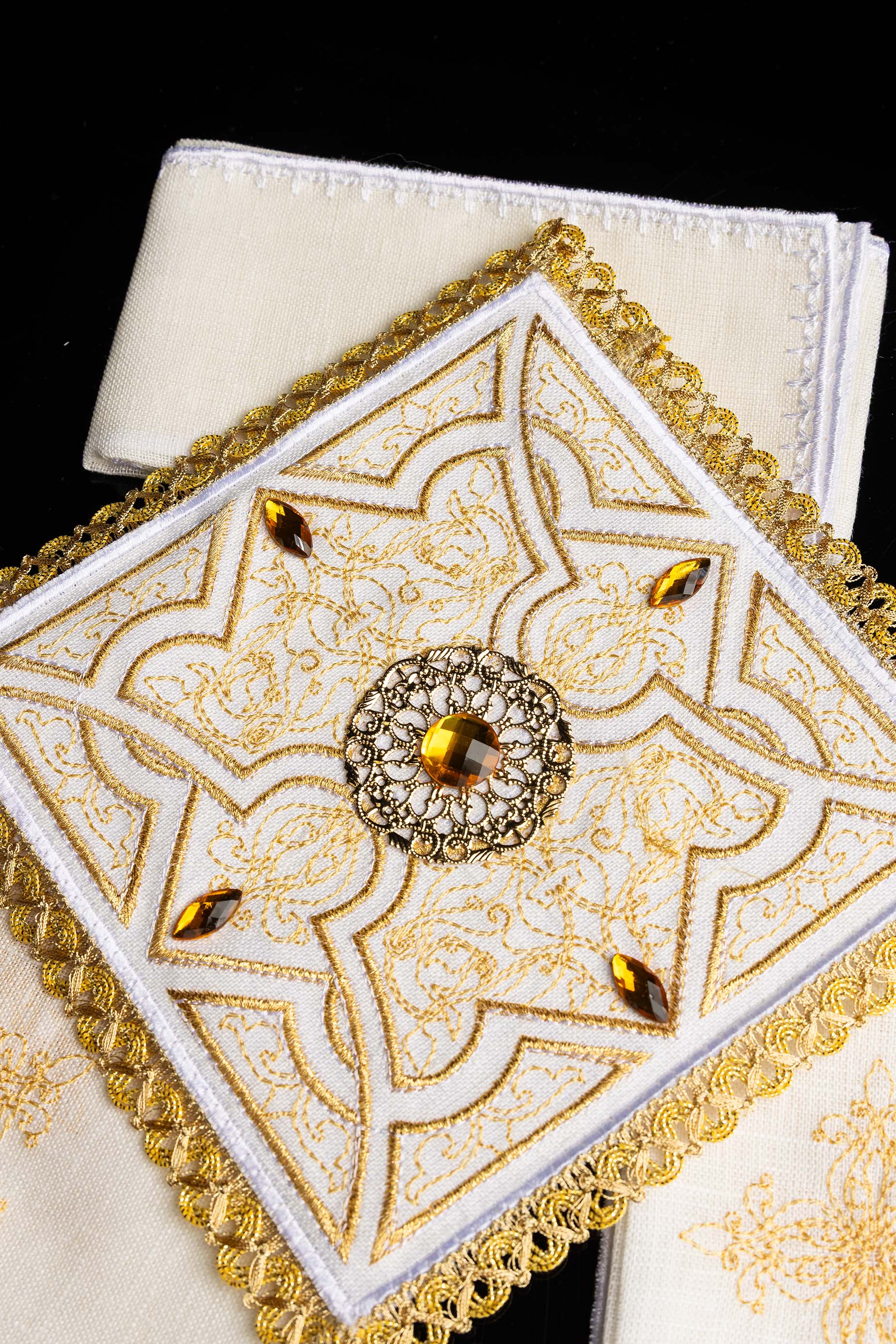 Conjunto de alfaias litúrgicas com bordado dourado e emblema - chasubles.com.br