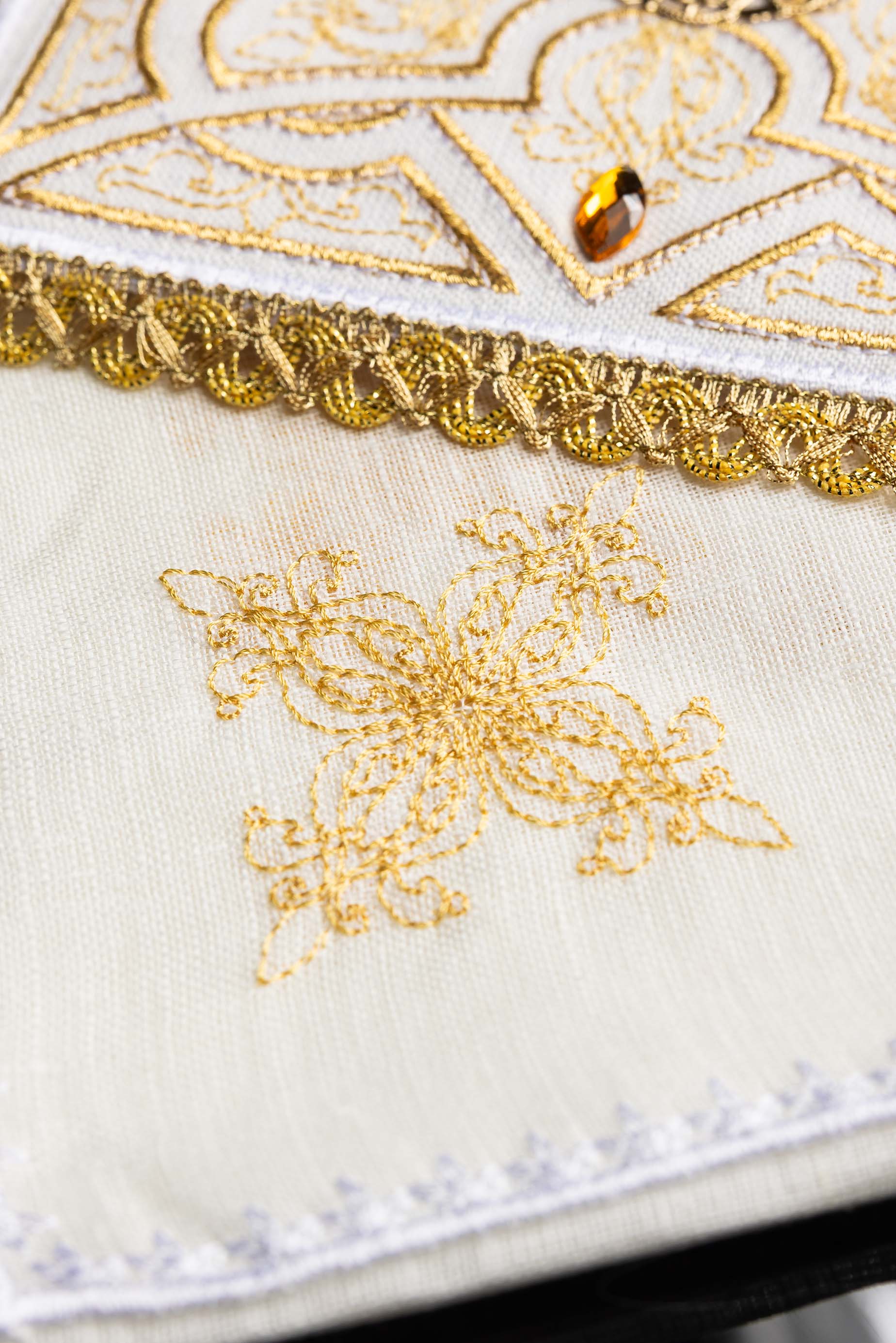 Conjunto de alfaias litúrgicas com bordado dourado e emblema - chasubles.com.br