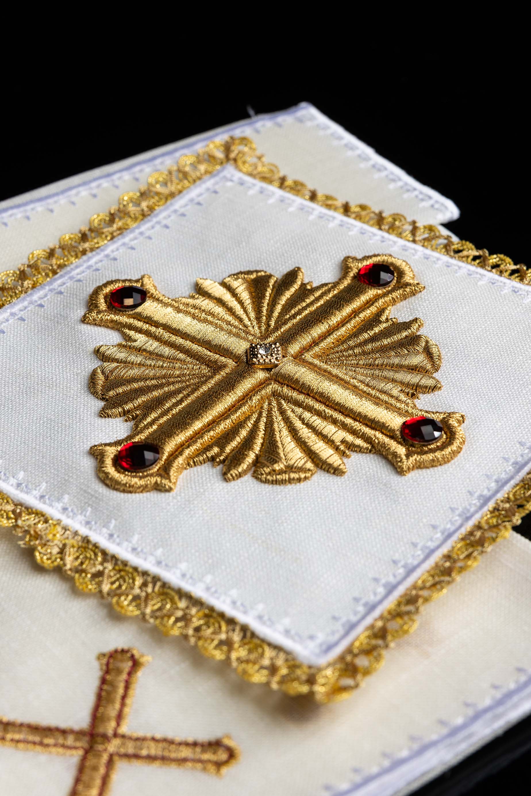 Conjunto de alfaias litúrgicas ricamente bordado, feito em linho - chasubles.com.br