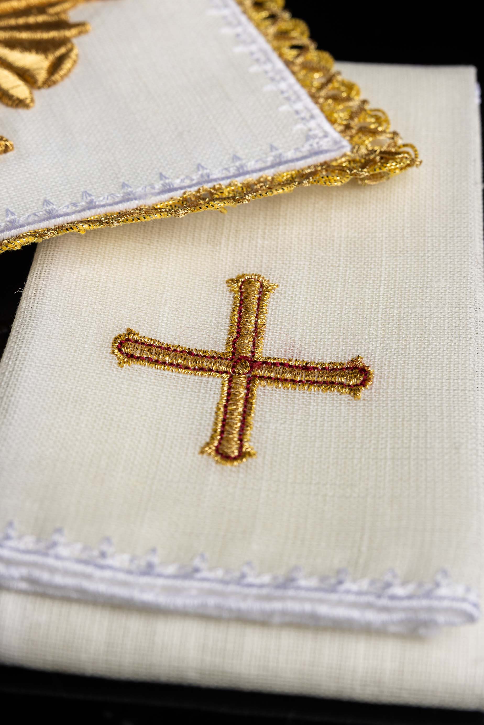 Conjunto de alfaias litúrgicas ricamente bordado, feito em linho - chasubles.com.br