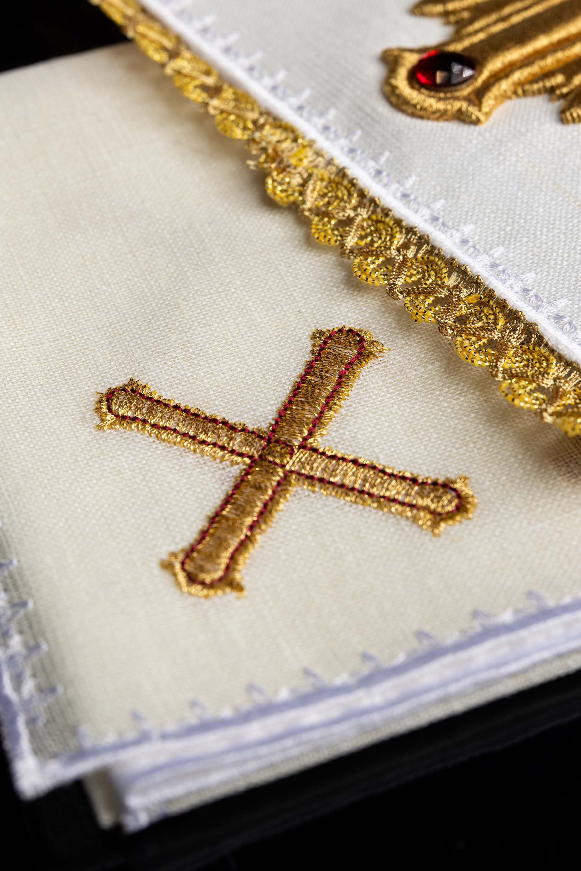 Conjunto de alfaias litúrgicas ricamente bordado, feito em linho - chasubles.com.br