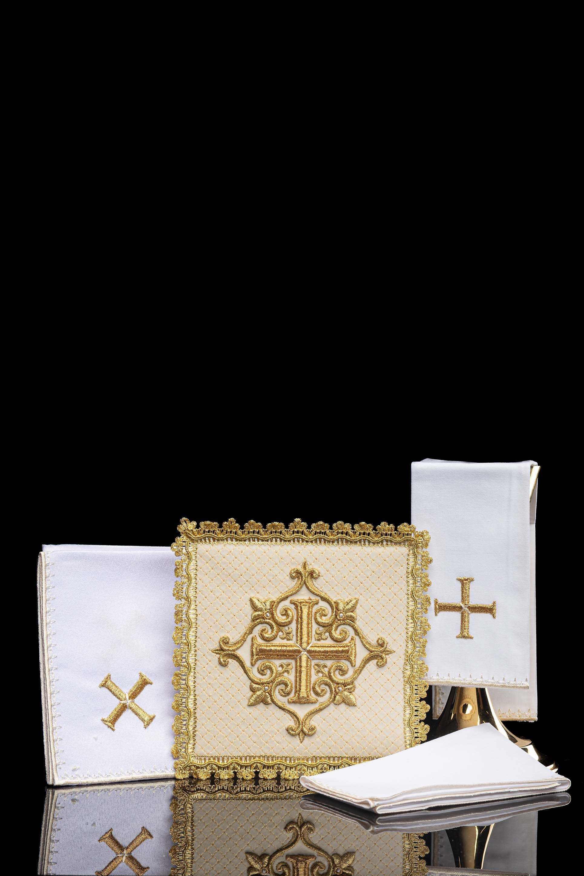 Conjunto de alfaias litúrgicas com cruz bordada em veludo creme