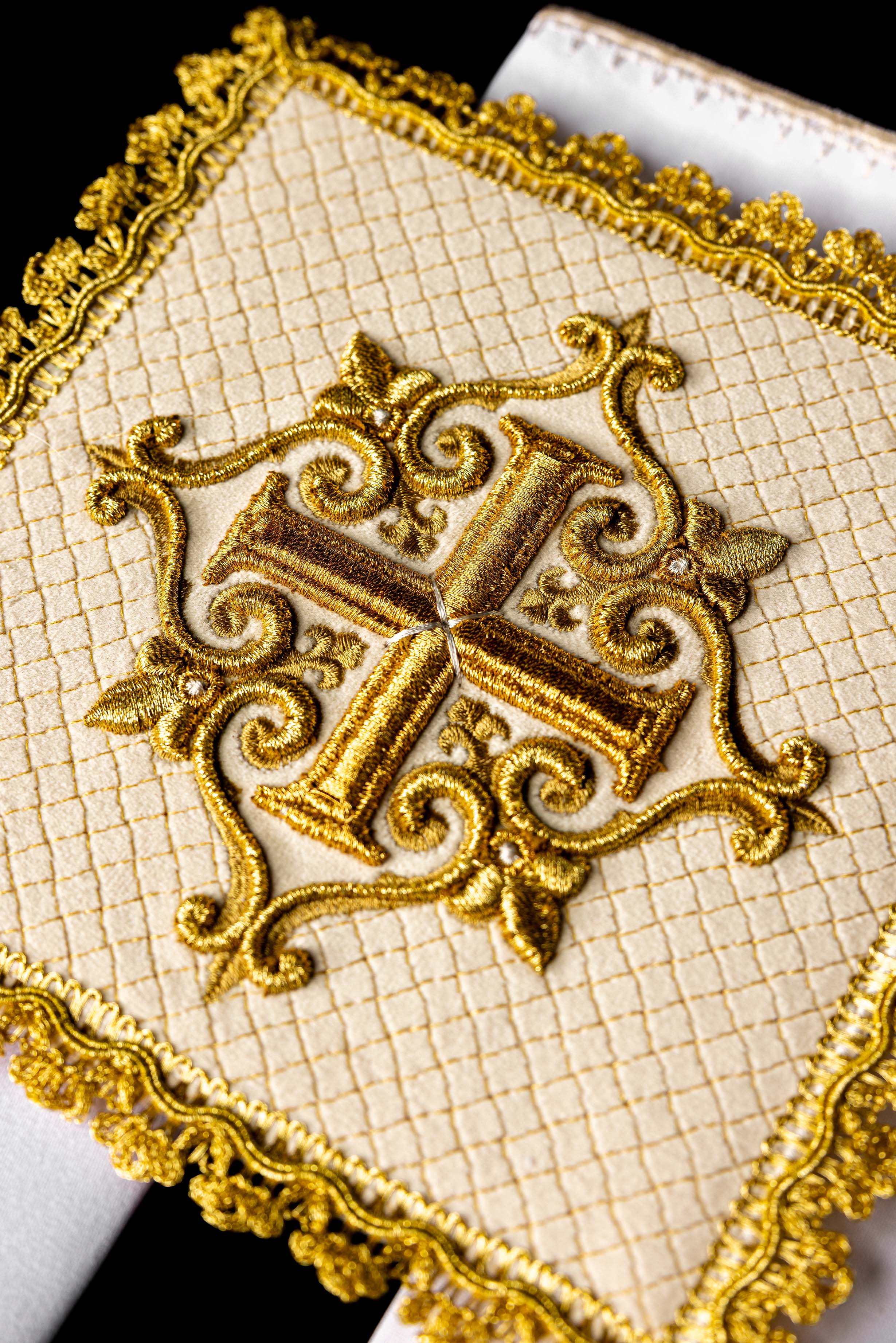 Conjunto de alfaias litúrgicas com cruz bordada em veludo creme