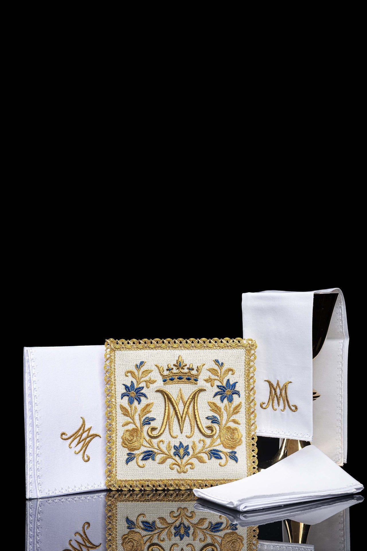 Conjunto de alfaias litúrgicas bordado com símbolo mariano